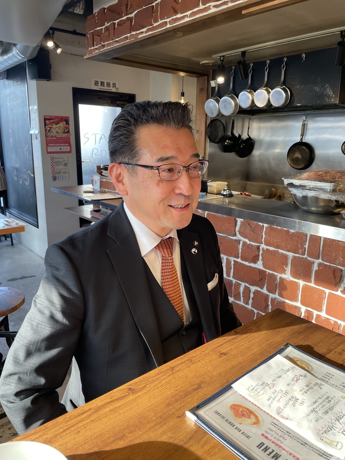 カウンターで笑顔のＳＯＣブルーイング株式会社 坂口典正氏