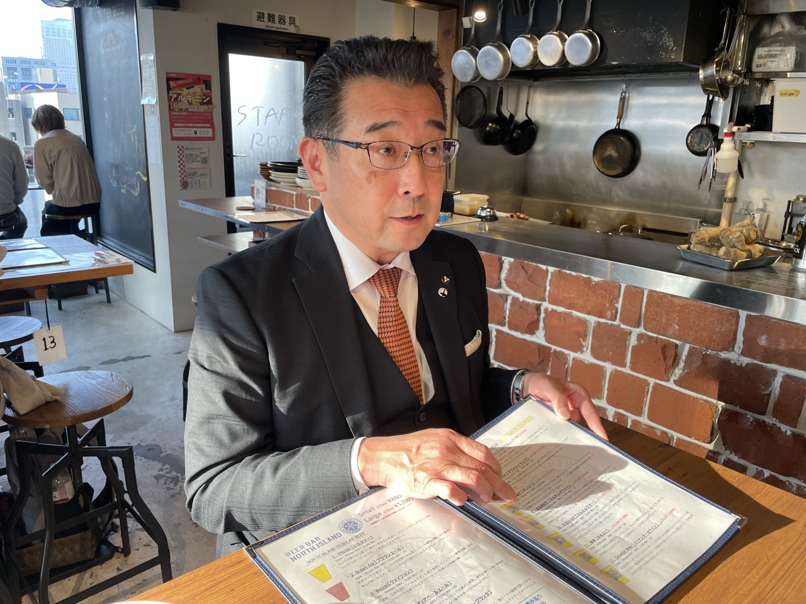 カウンター近くで穏やかに取材に応じるＳＯＣブルーイング株式会社 坂口典正氏