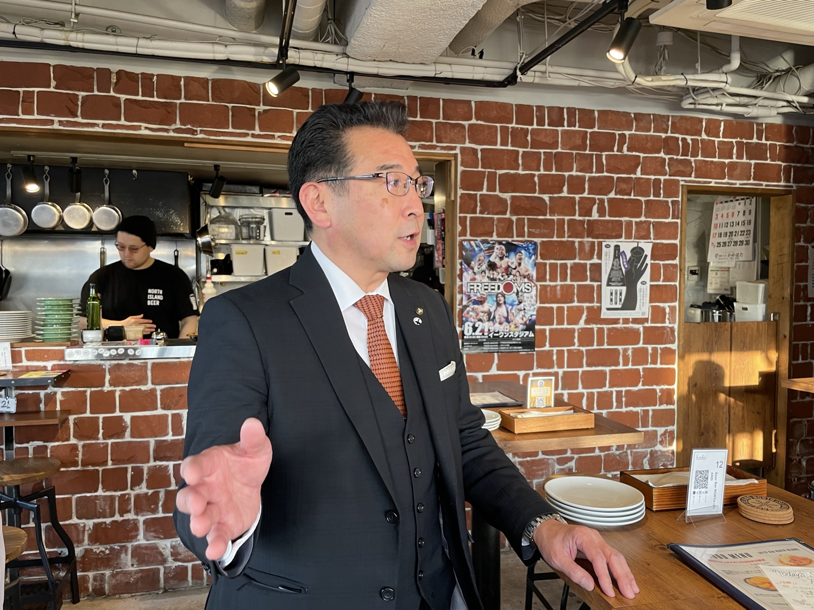 テーブルで経営哲学を語るＳＯＣブルーイング株式会社 坂口典正氏