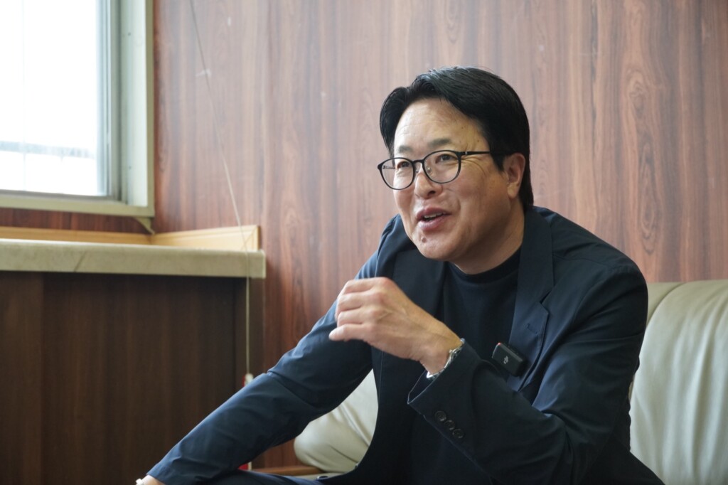 身振りを交えて語る細田健一社長