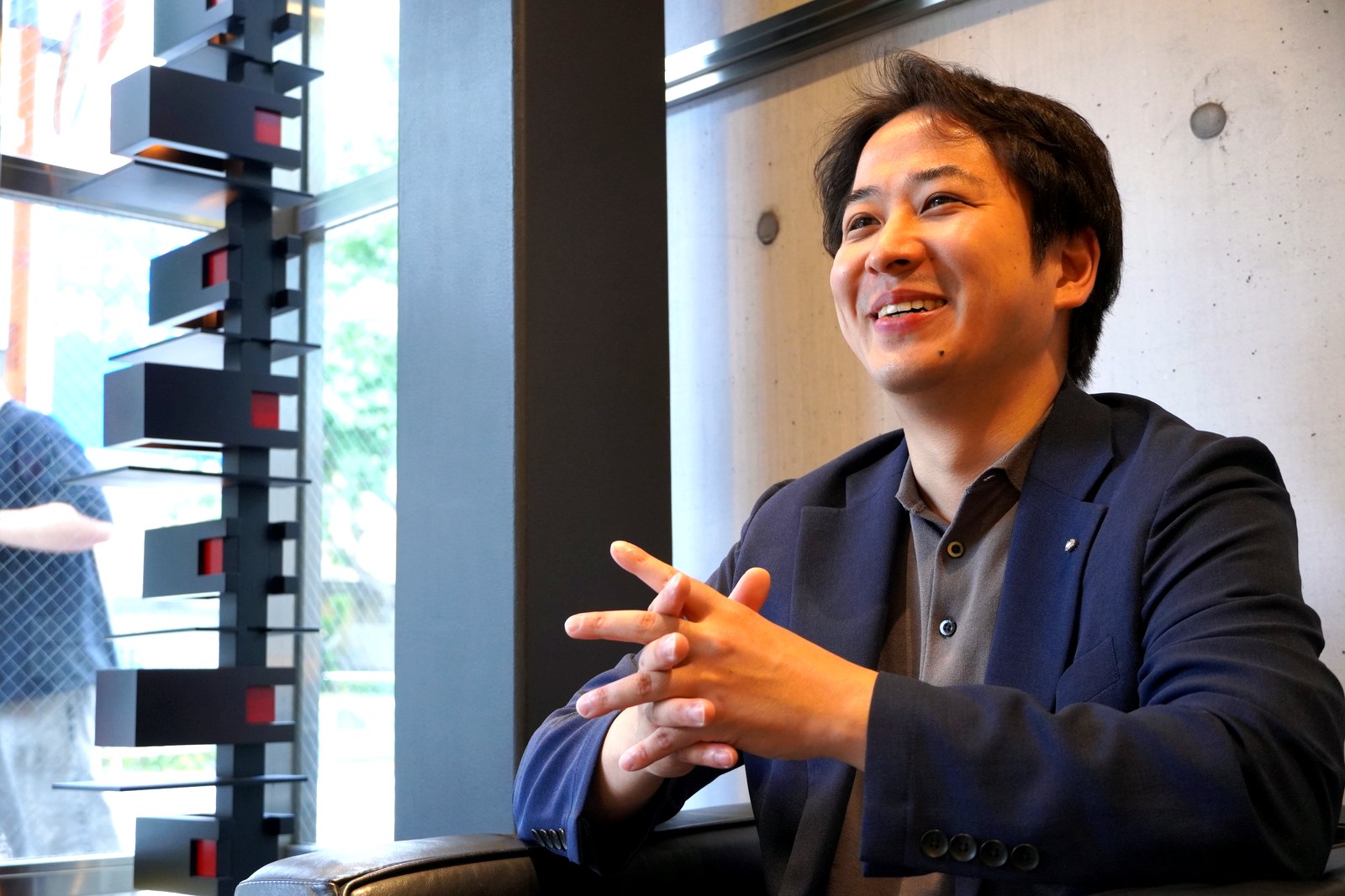 笑顔でインタビューに答える天野一啓氏