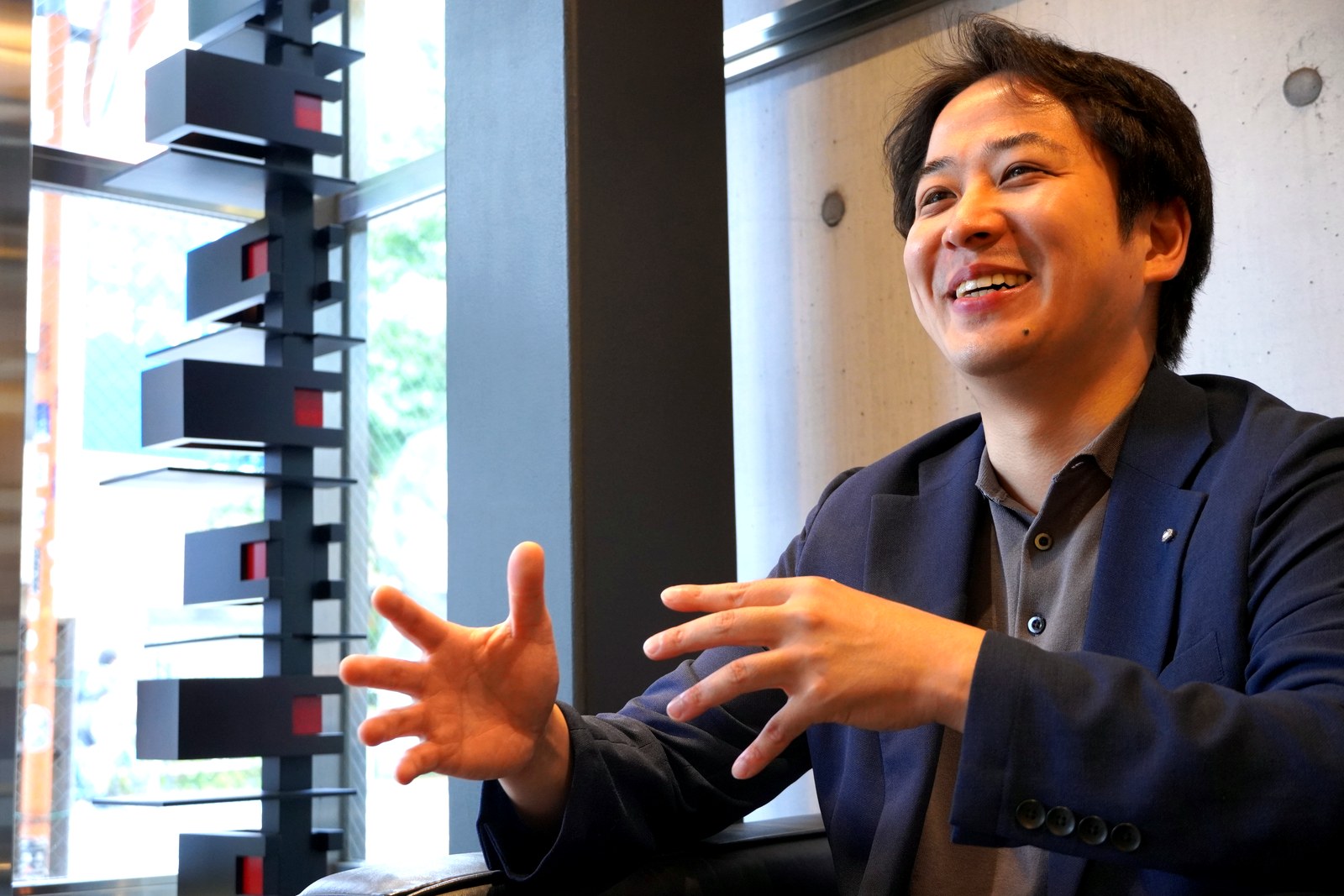 身振りを交えて語る天野一啓氏