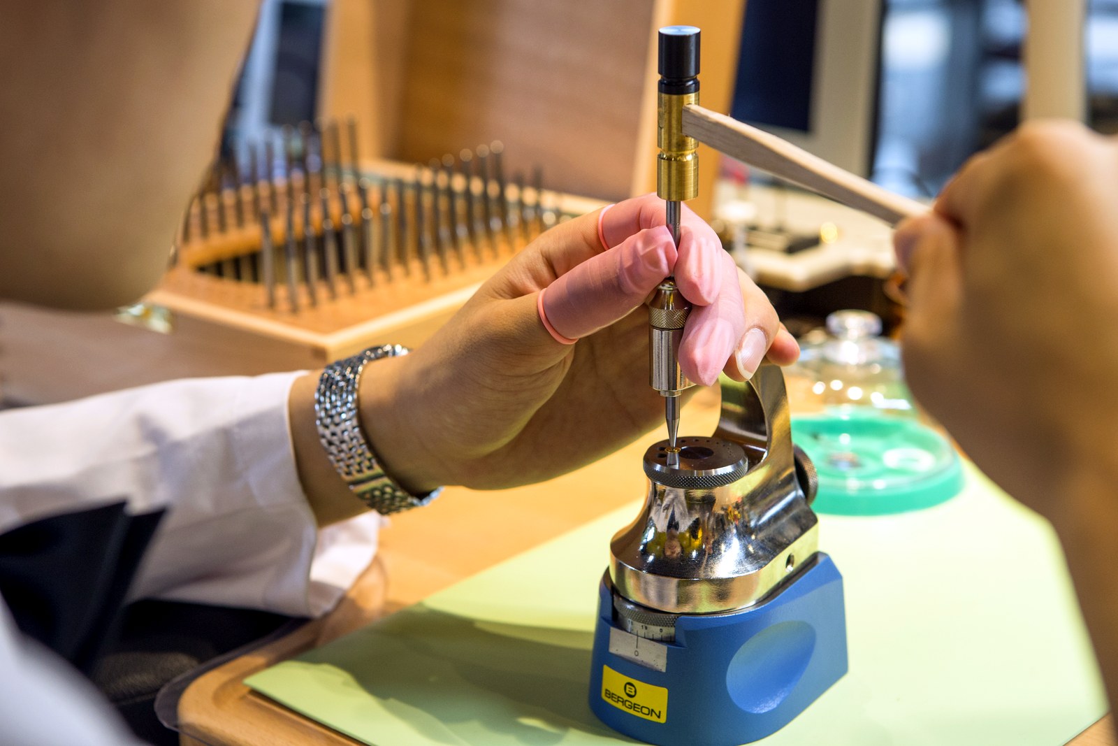 電池交換など細やかな作業の様子
