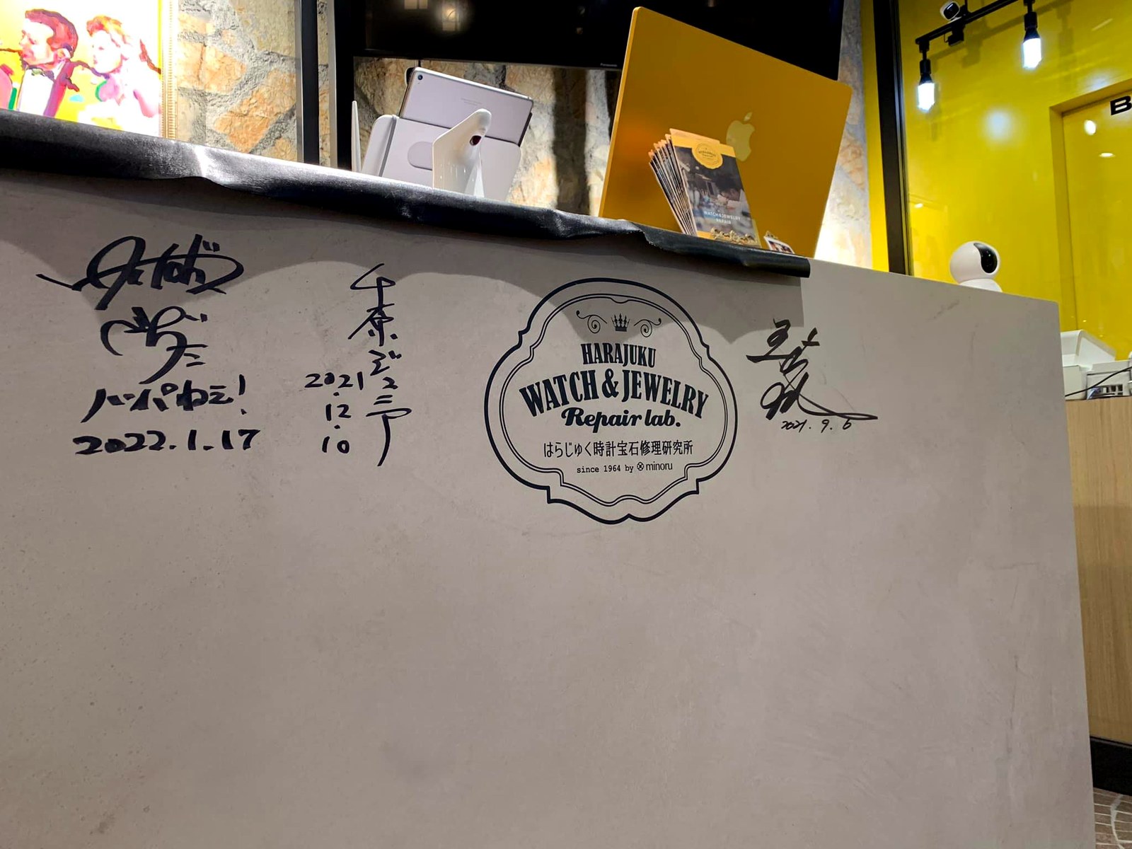 来店者のサインが並ぶ店内の壁