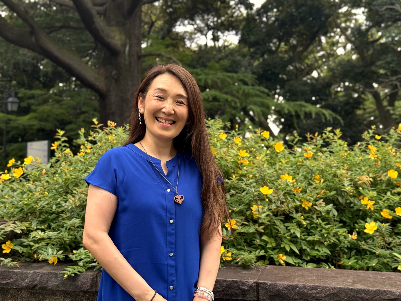 道念祐子さん 山手の花壇の前で