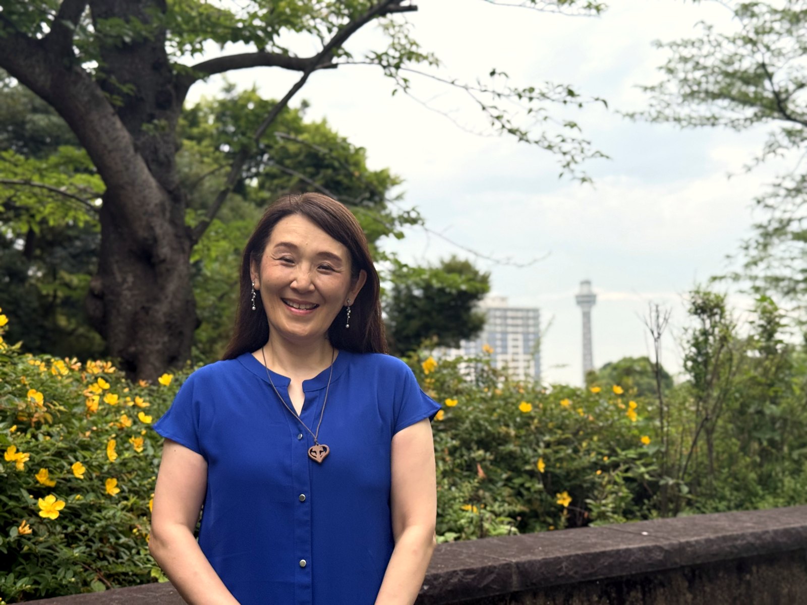 横浜港とマリンタワーを背に 道念祐子さん