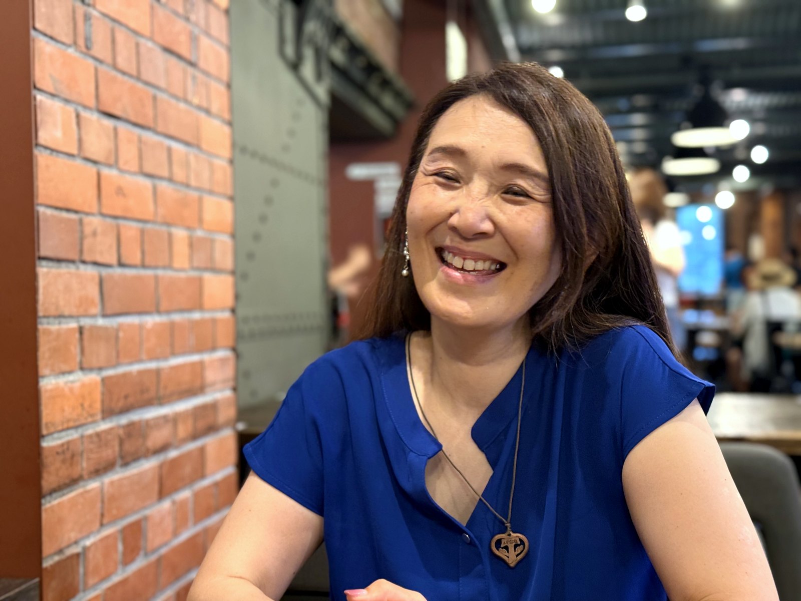 朗らかに笑う道念祐子さん