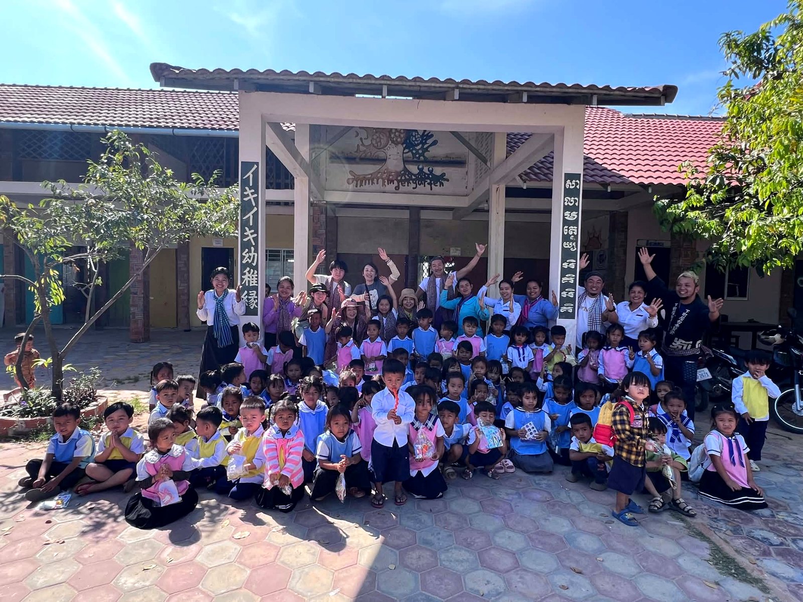 カンボジアの幼稚園の子どもたちと（ワールドハグツアー）