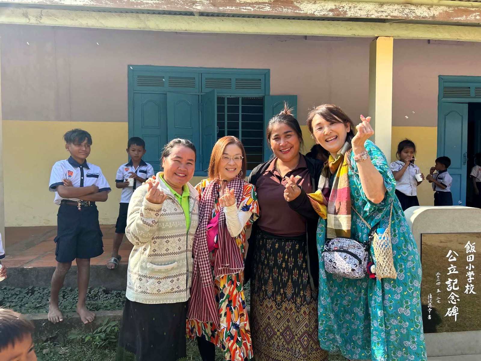 カンボジアで現地の方々と 道念祐子さん