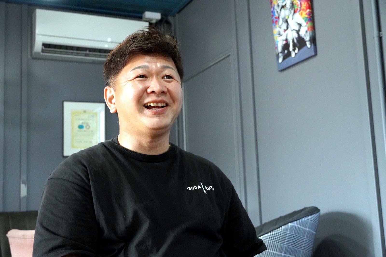 つくば市の事務所で取材に応じる株式会社磯田オートの登坂耕也代表