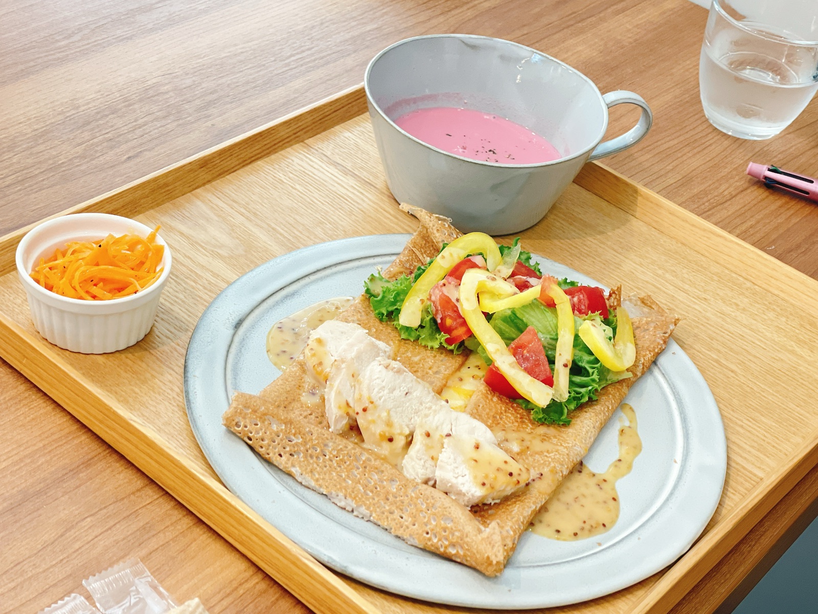 カフェで提供するそば粉のガレット