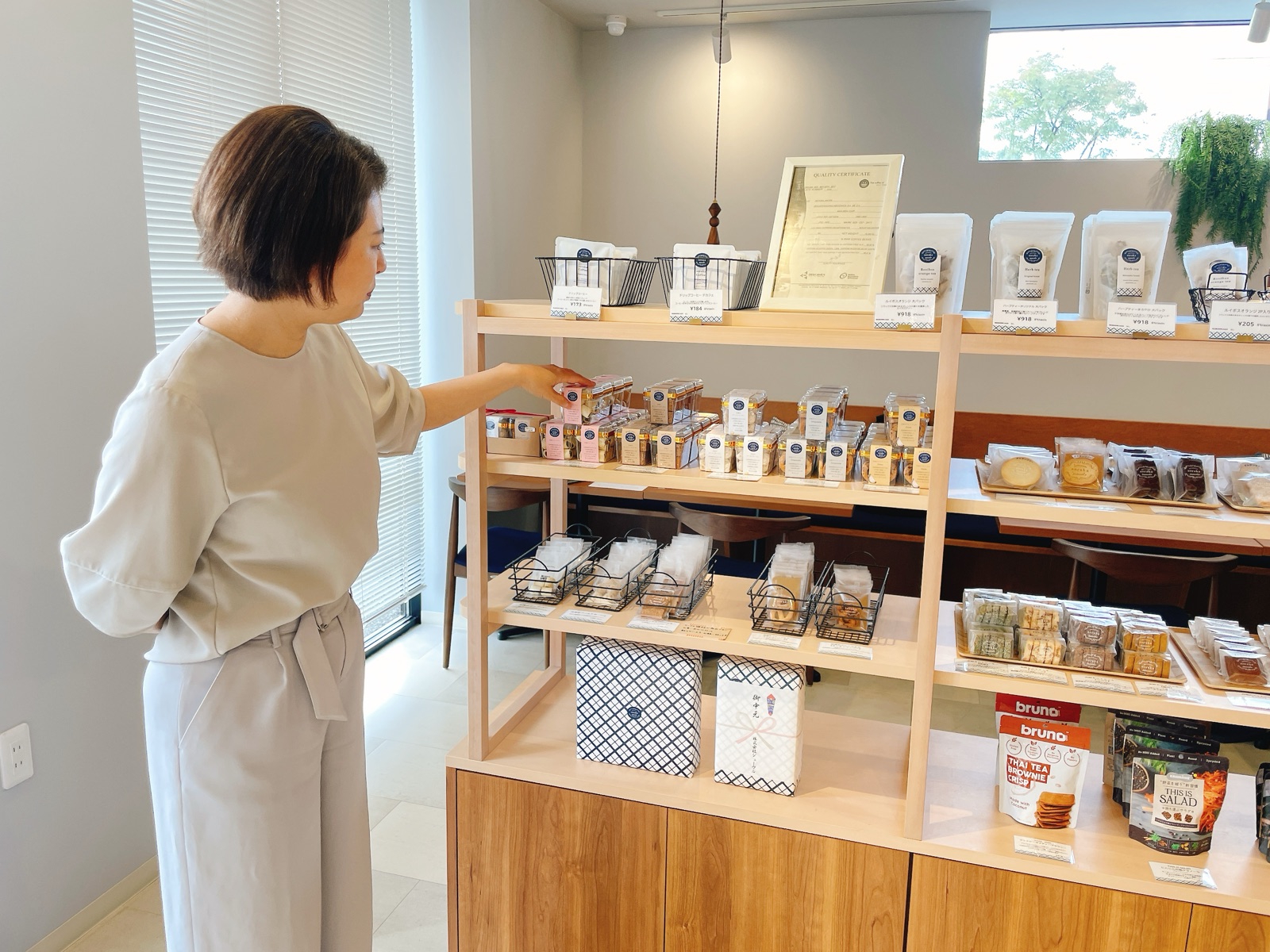 patisserie soraka の商品を手に取る池添幸子さん