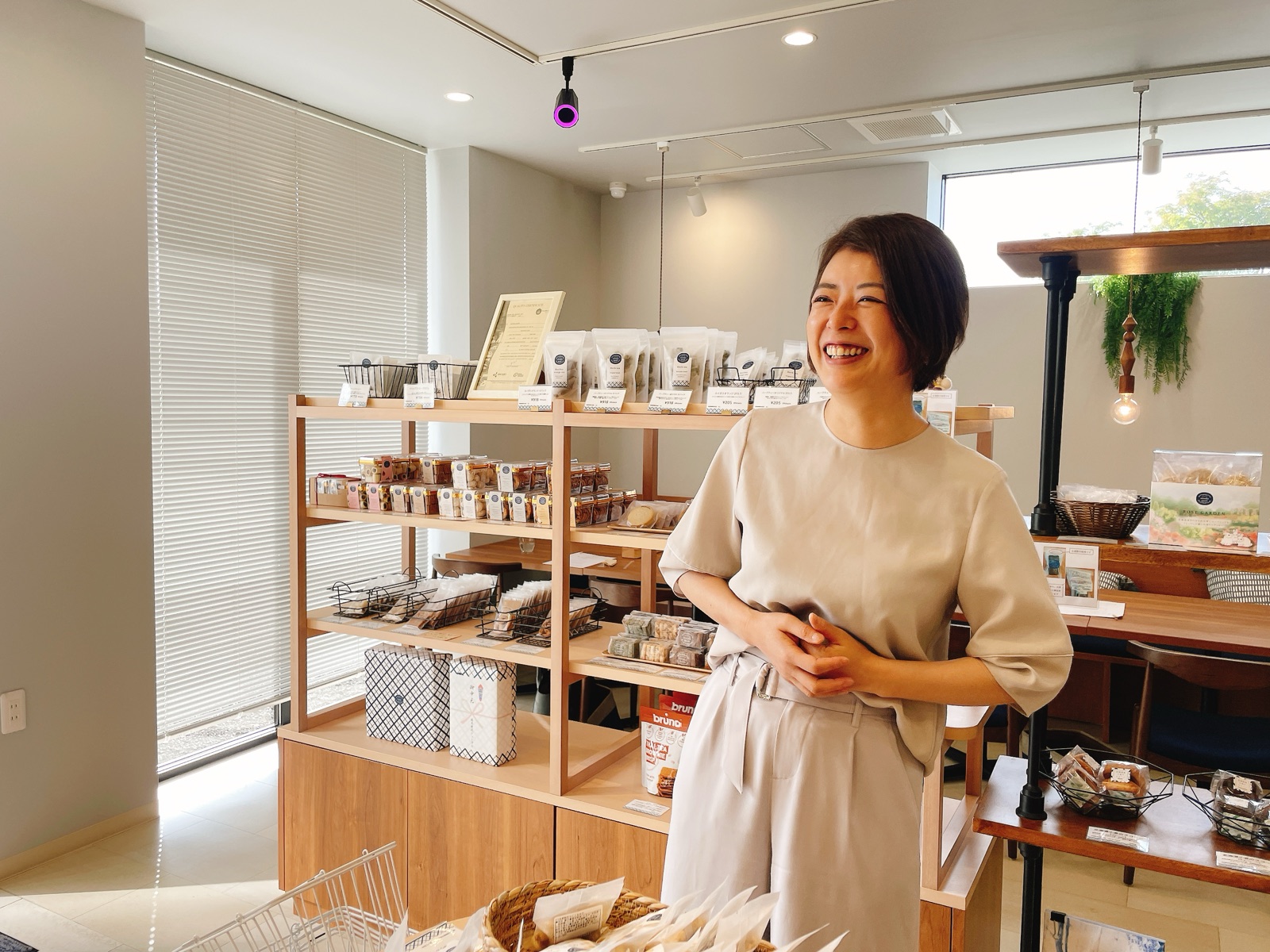 店舗で笑顔を見せる池添幸子さん