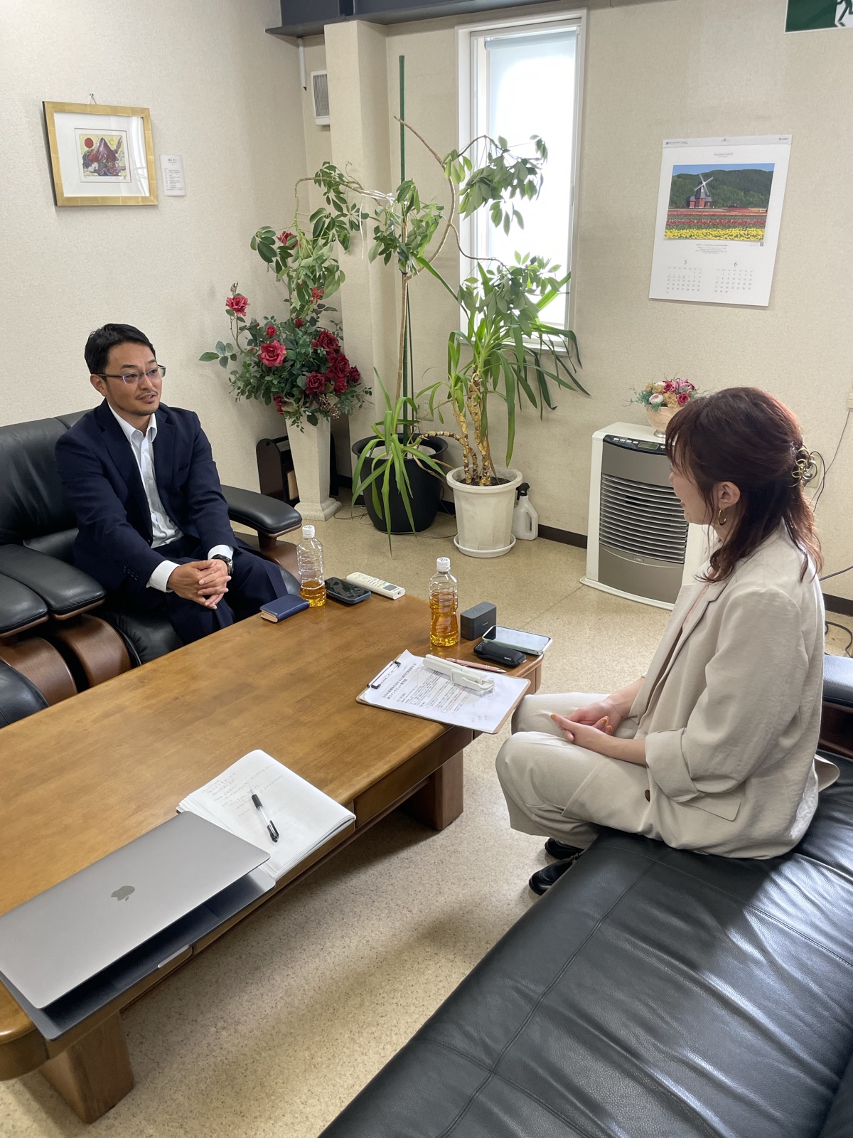北日本重機・丸山雄司社長へのインタビューの様子