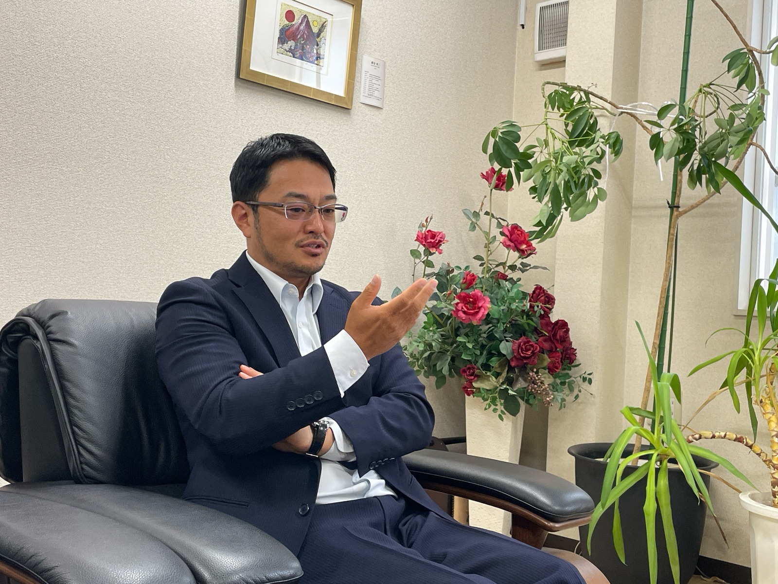 身ぶりを交えて話す丸山雄司社長