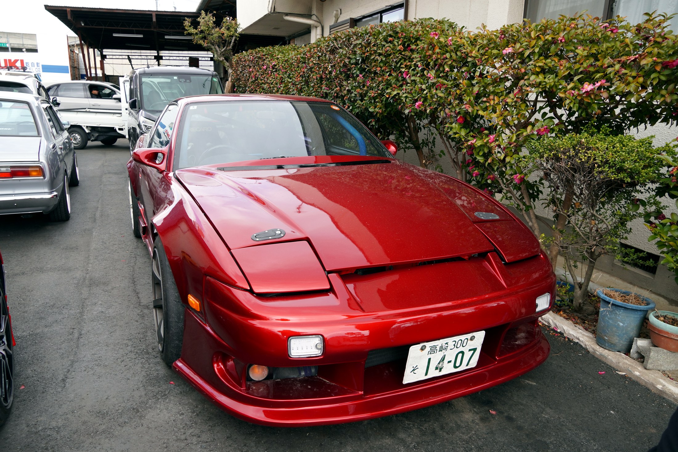 店舗に並ぶカスタムスポーツカー