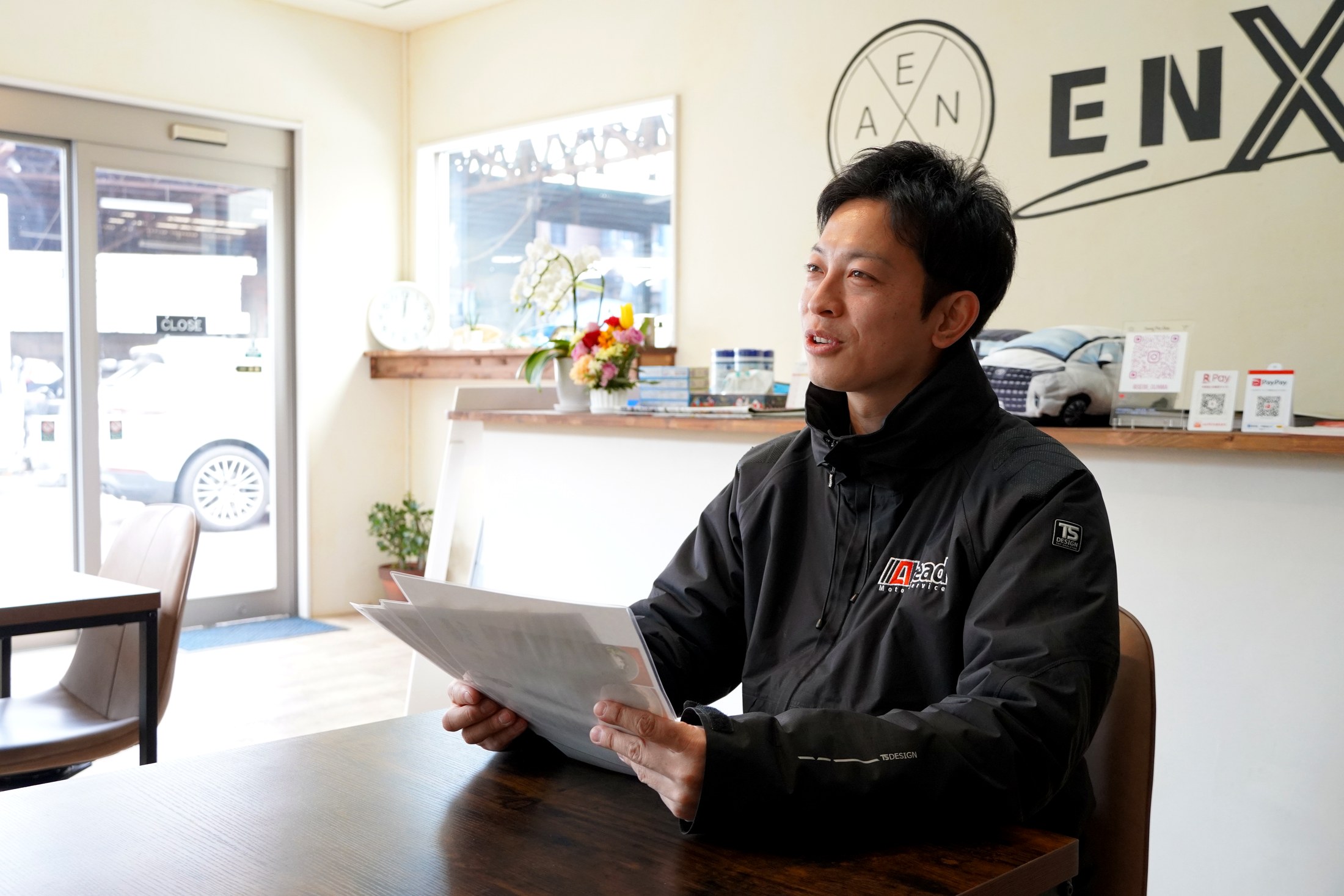 取材資料を手に語る乾雅詞氏