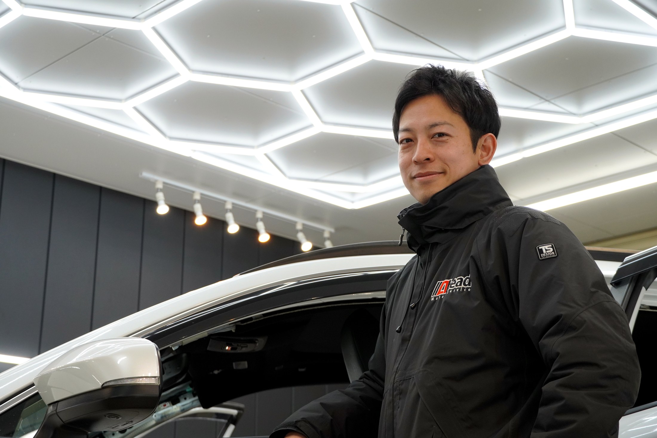 特徴的な六角形照明のショールーム兼整備スペース