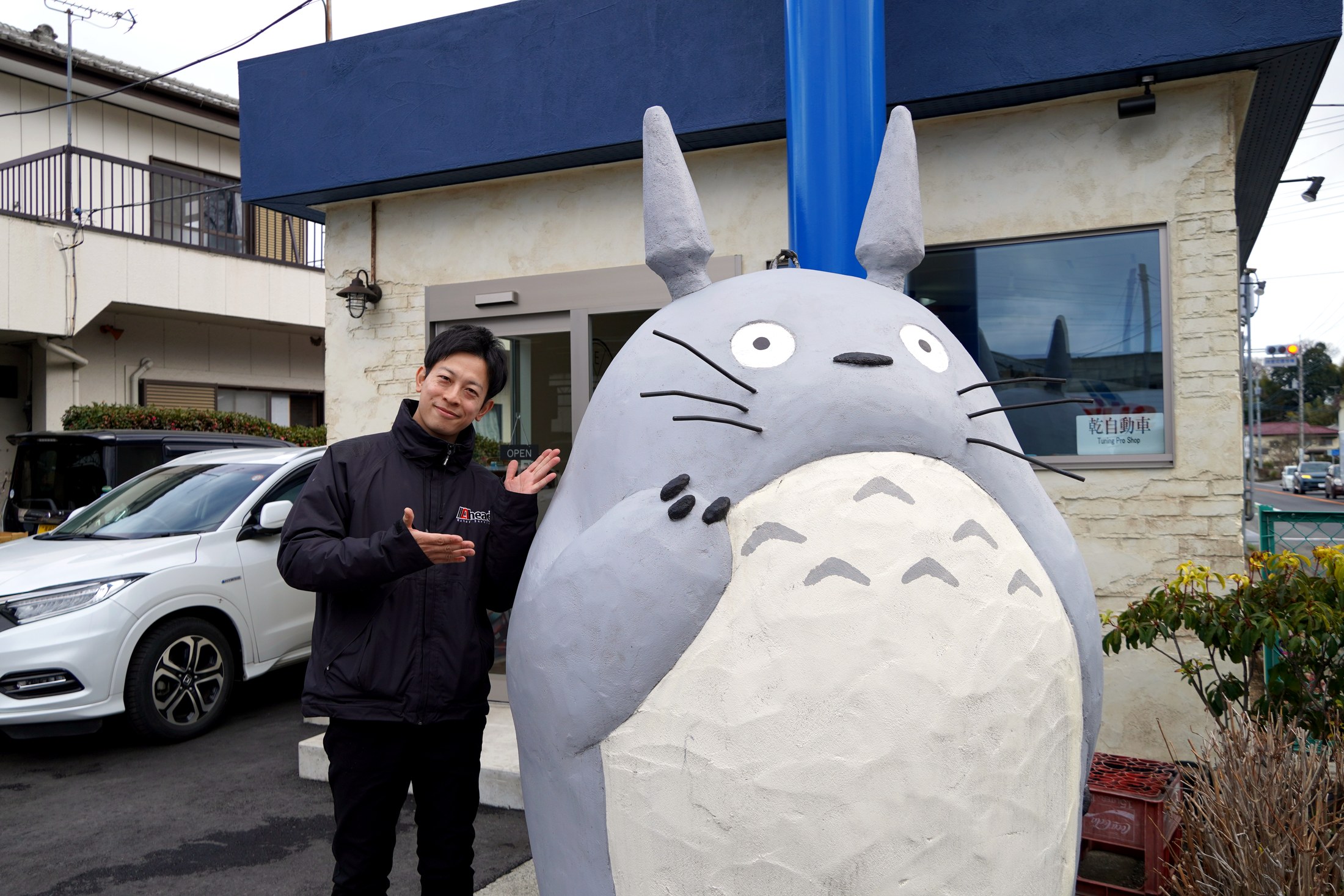 店舗前のトトロのモニュメントと乾雅詞氏
