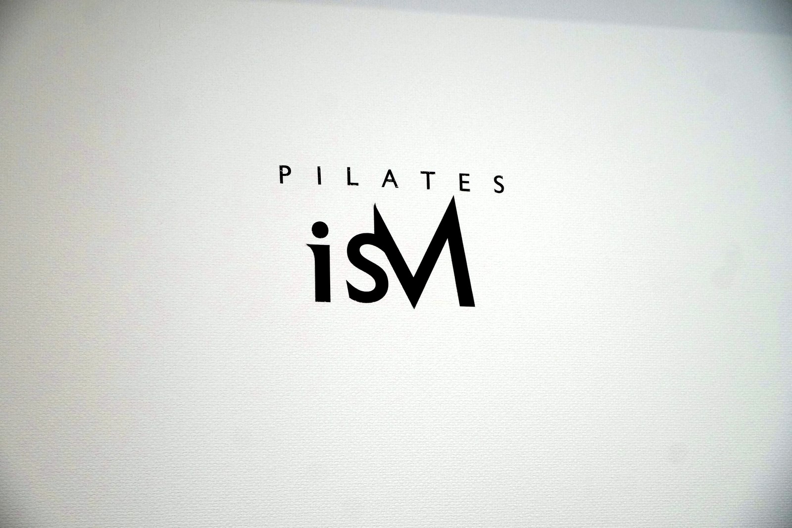 韓国式マシンピラティススタジオ「Pilates isM」ロゴ