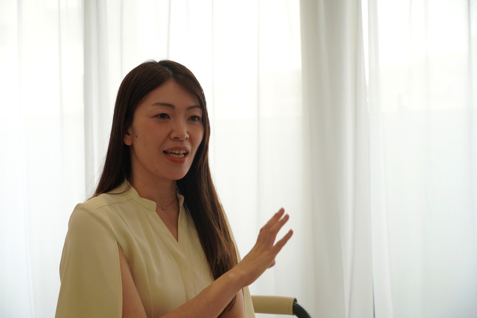 身振りを交えて語る横幕真理さん