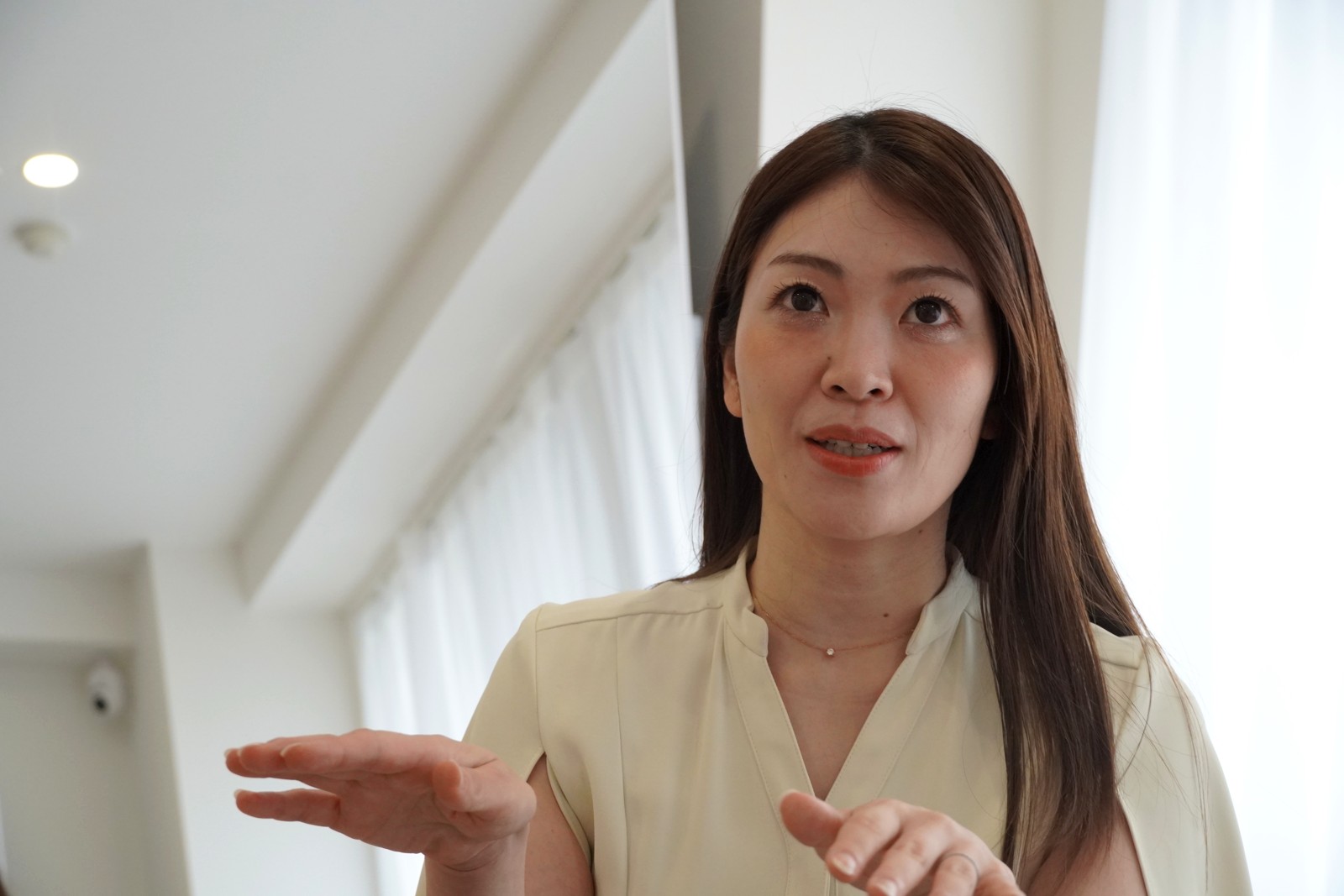 身振りを交えて語る横幕真理さん