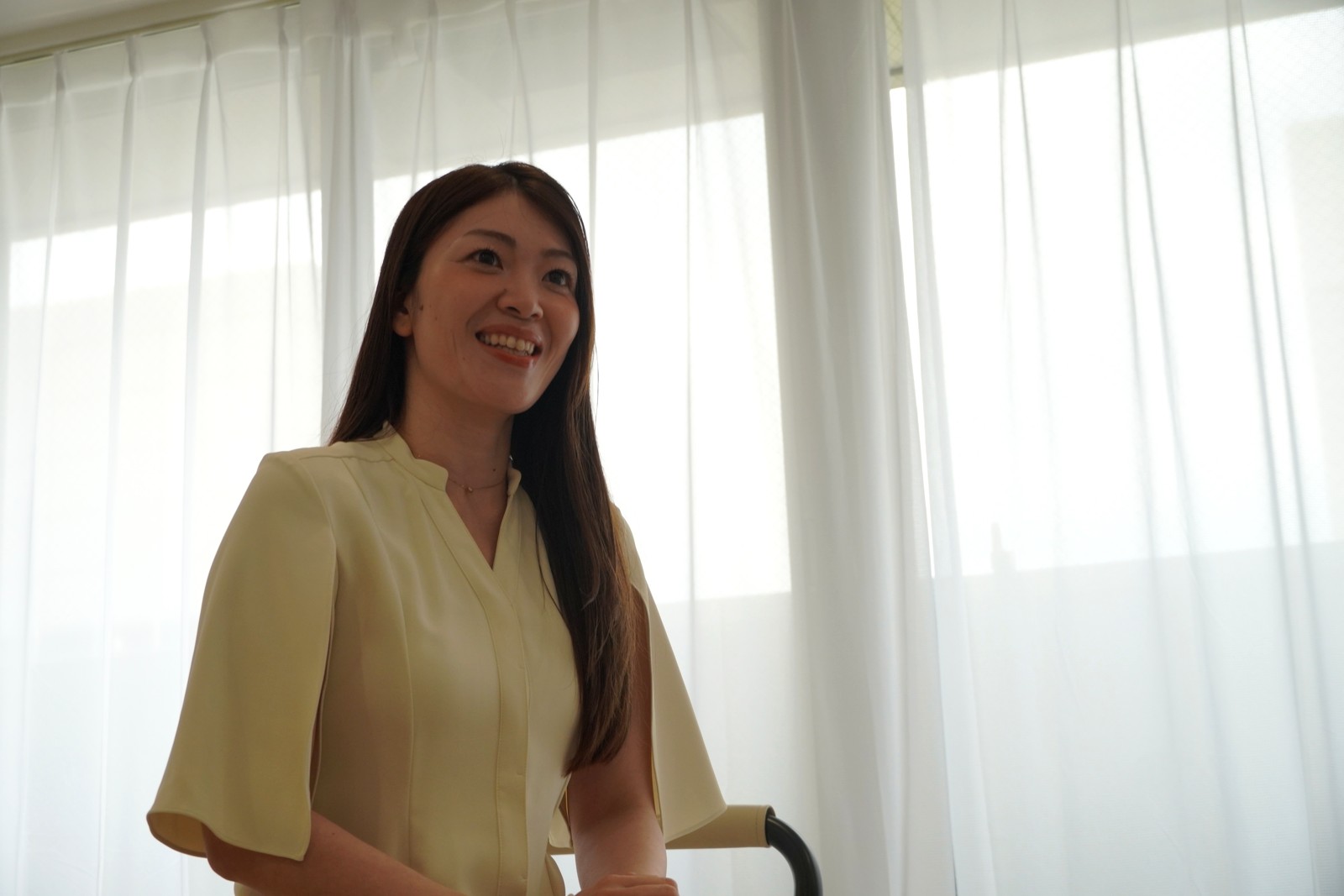 明るい表情の横幕真理さん