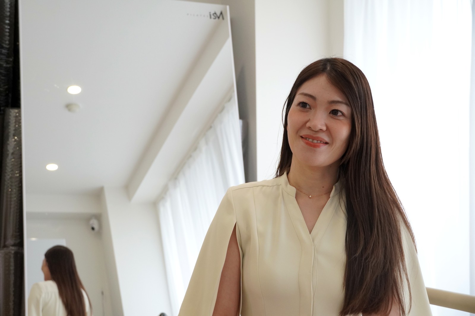 Pilates isM 店内で微笑む横幕真理さん