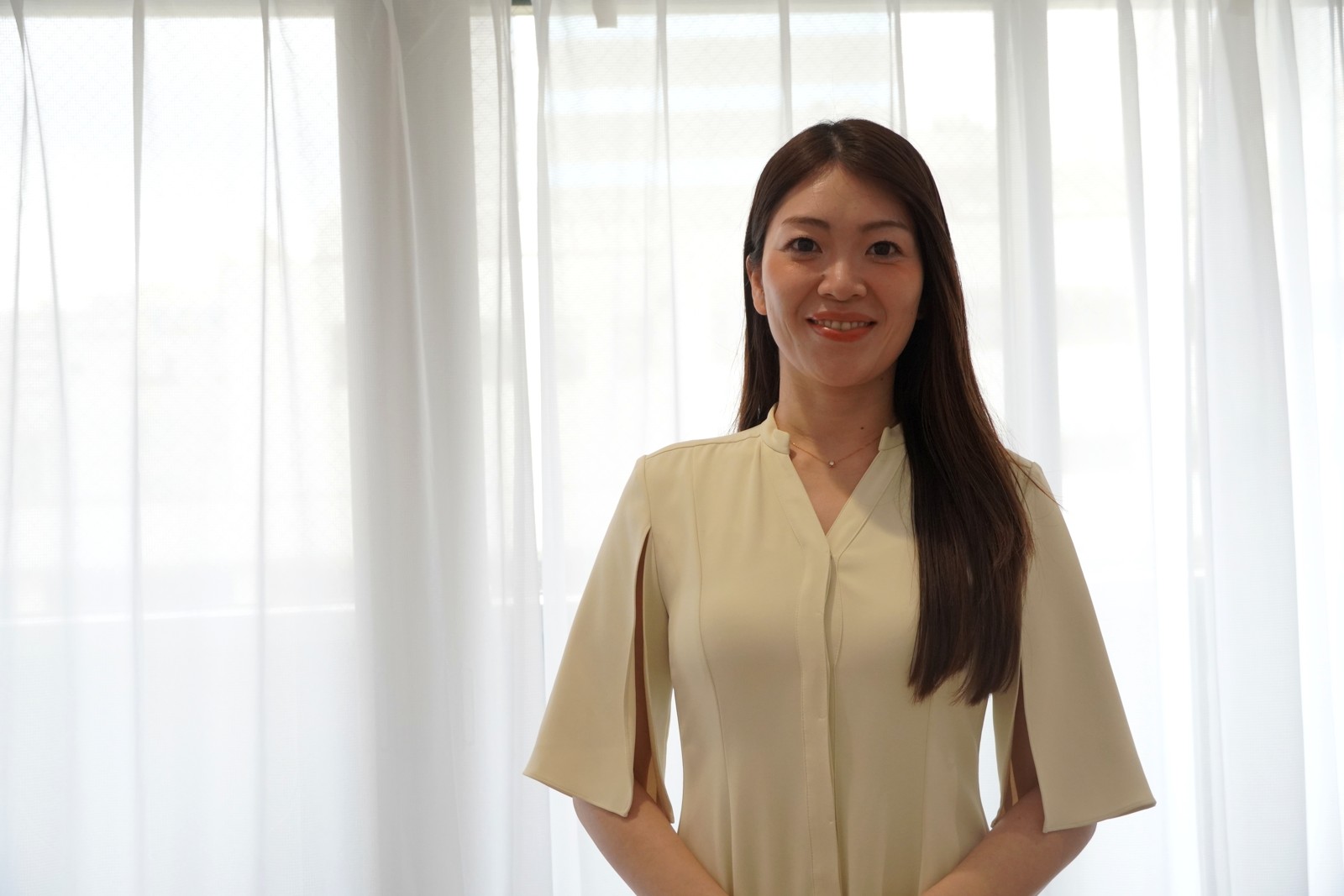 正面から撮影した横幕真理さん
