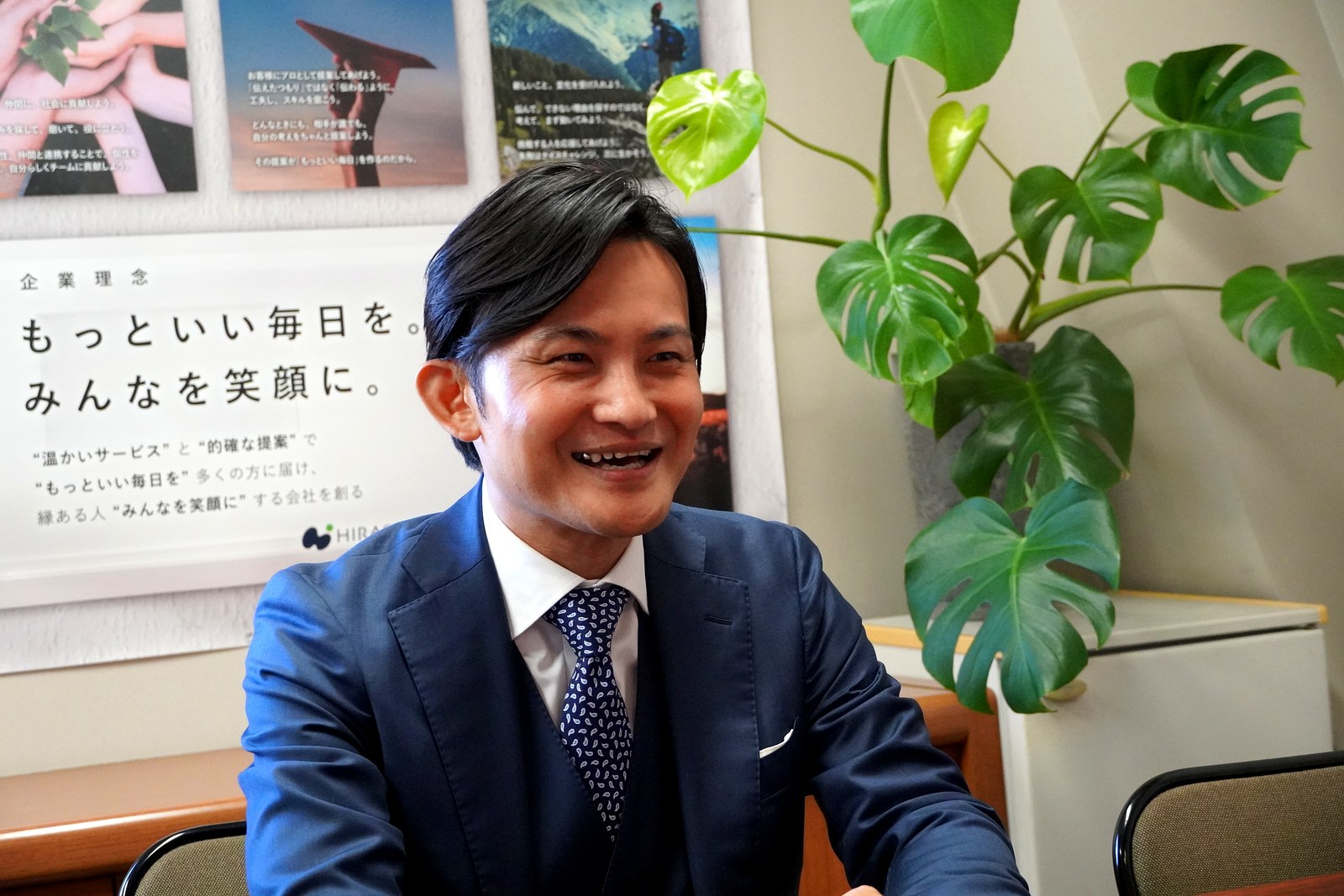 本社の応接室で取材に応じる株式会社平沢商会の平澤宏光社長