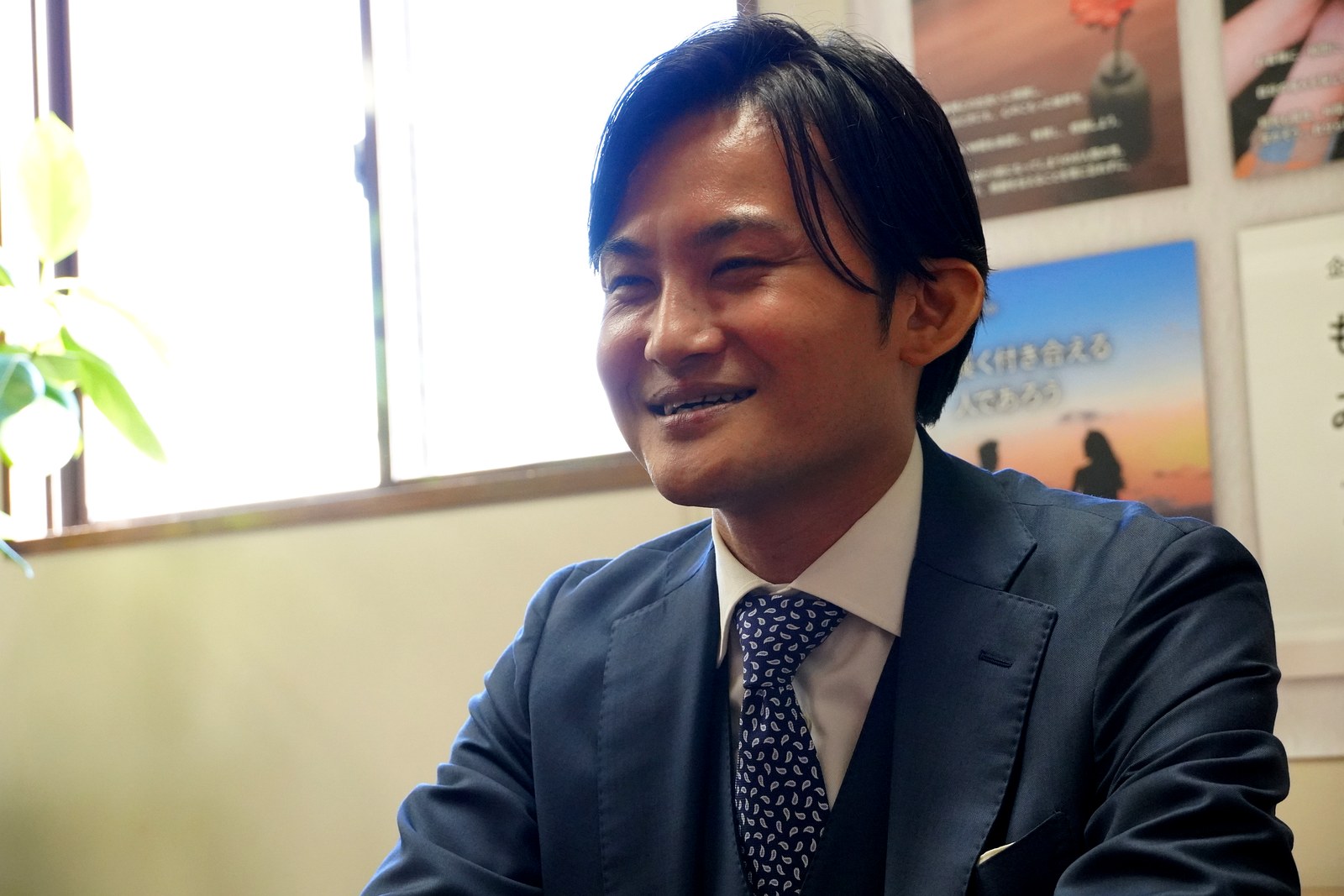 窓際で穏やかに語る平澤宏光社長