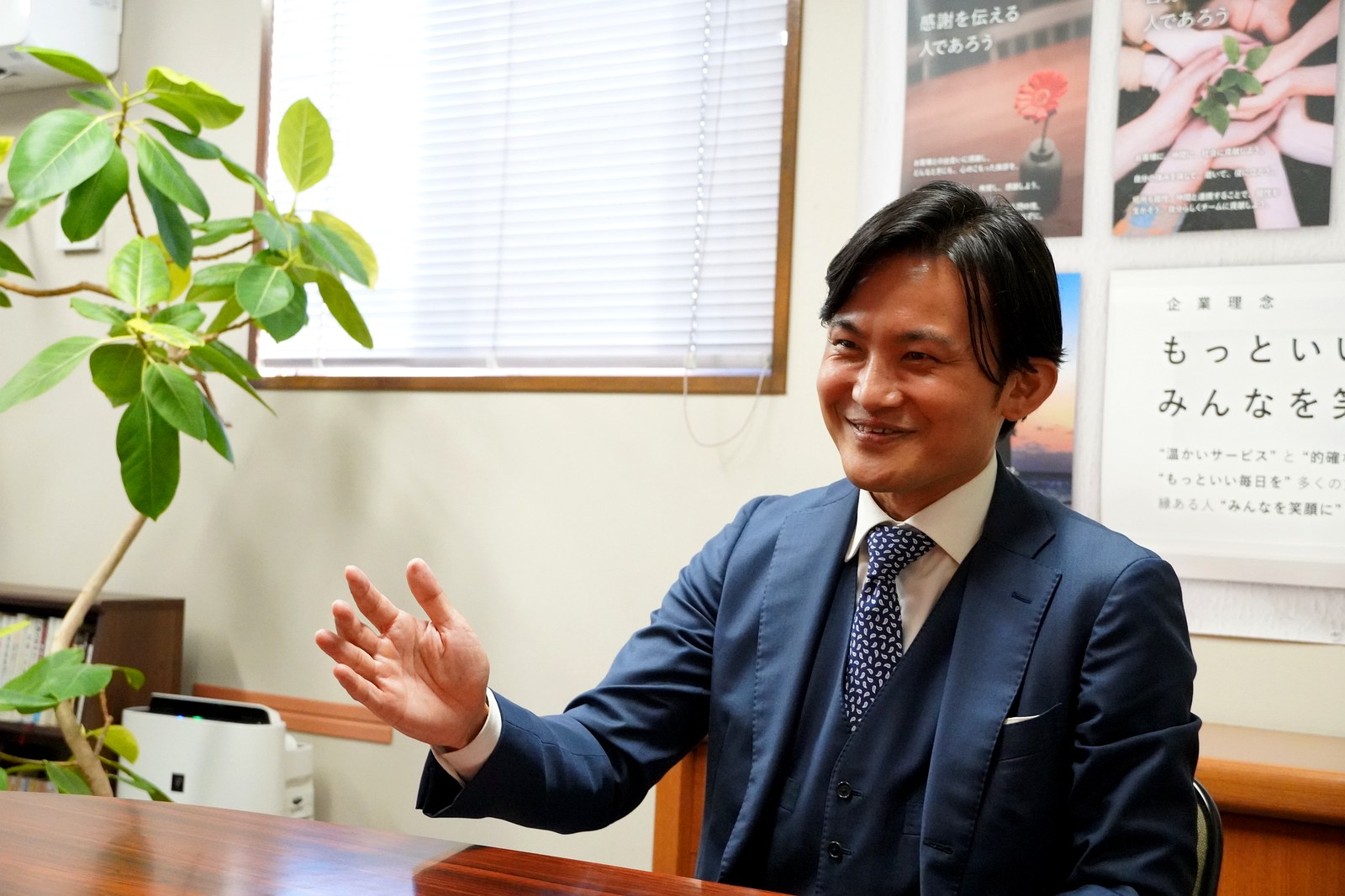 身振りを交えて語る株式会社平沢商会の平澤宏光社長