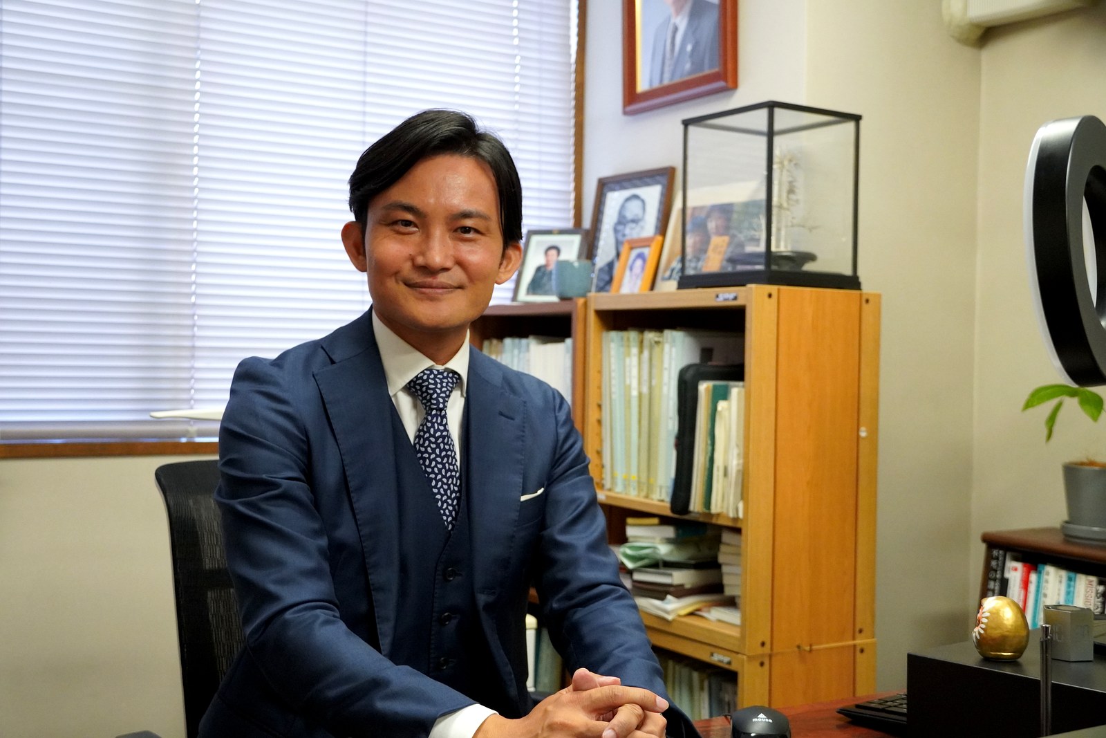 社長室のデスクで取材に応じる平澤宏光社長