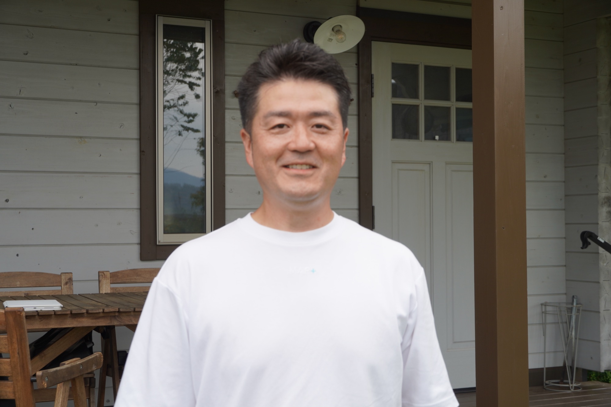 株式会社MAP経営 代表取締役 伊藤昌博氏（ログハウス前にて）