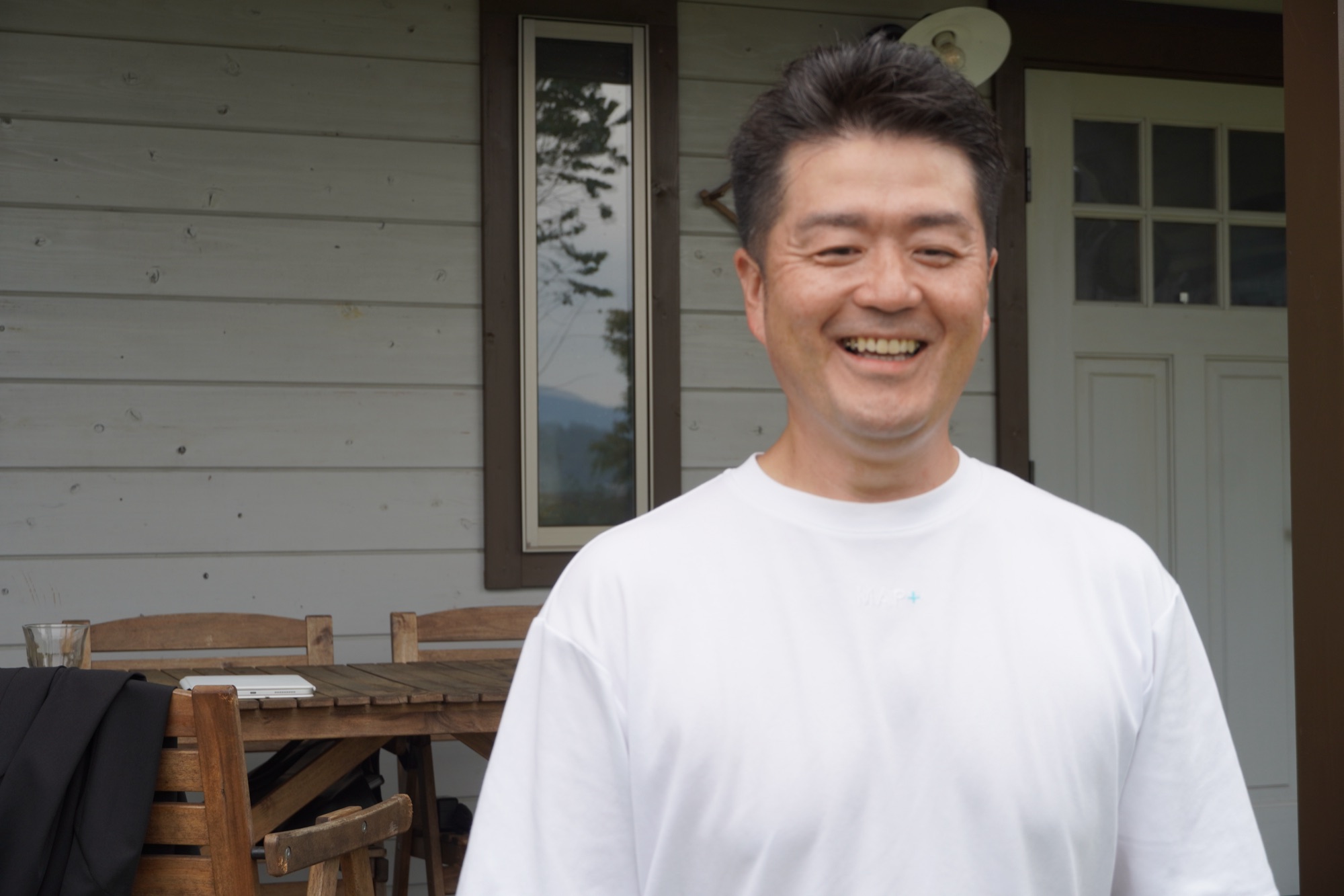 株式会社MAP経営 代表取締役 伊藤昌博氏（ログハウス前にて）