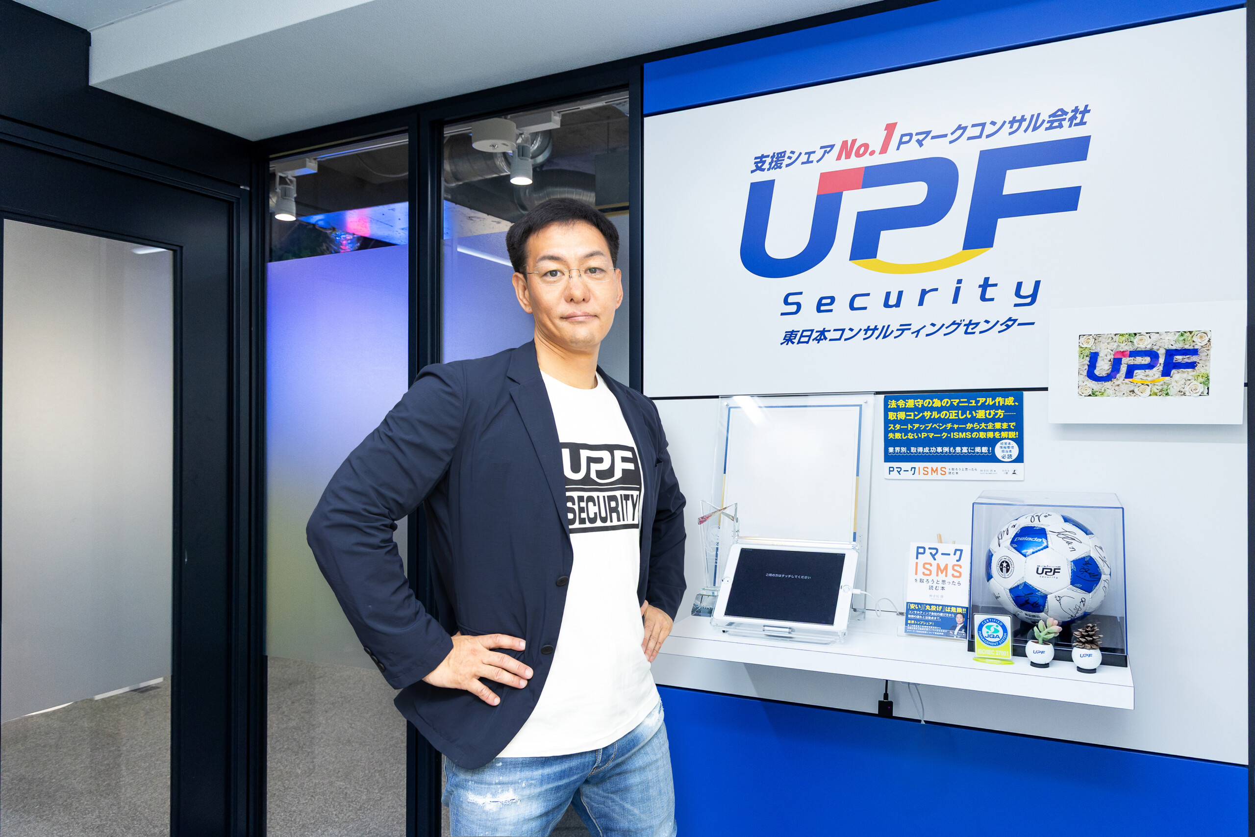 UPF Securityのオフィスに立つ仲手川啓氏