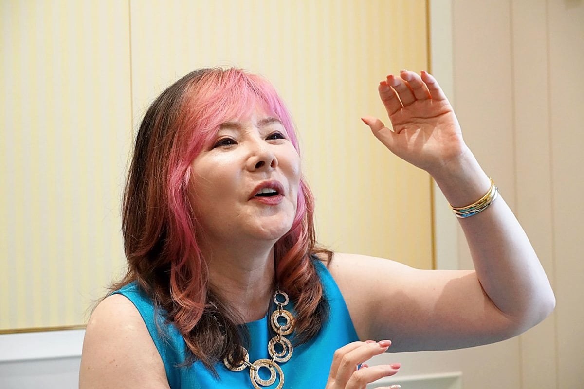 「成功に必要なのは努力じゃなくて勇気」と手を挙げて語る芹澤央佳さん