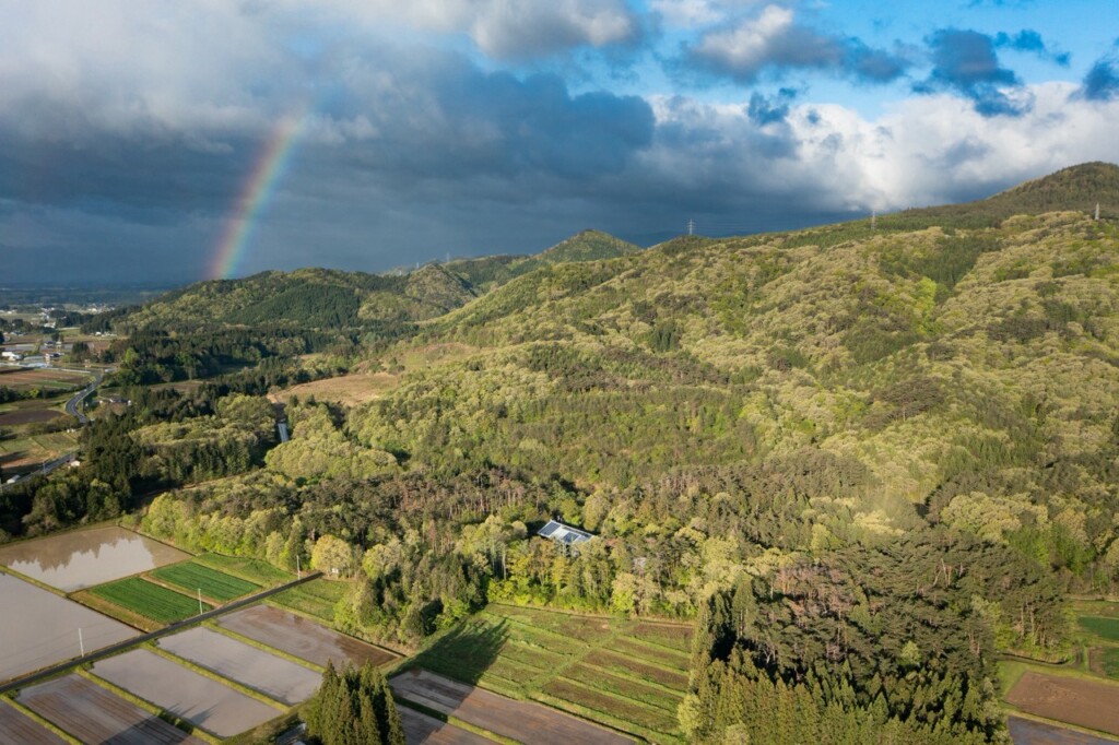 ジョイ・コス本社周辺の里山と虹