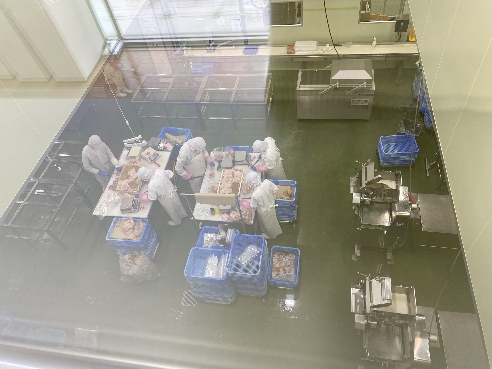 北一ミート株式会社 惣菜工場の加工作業風景