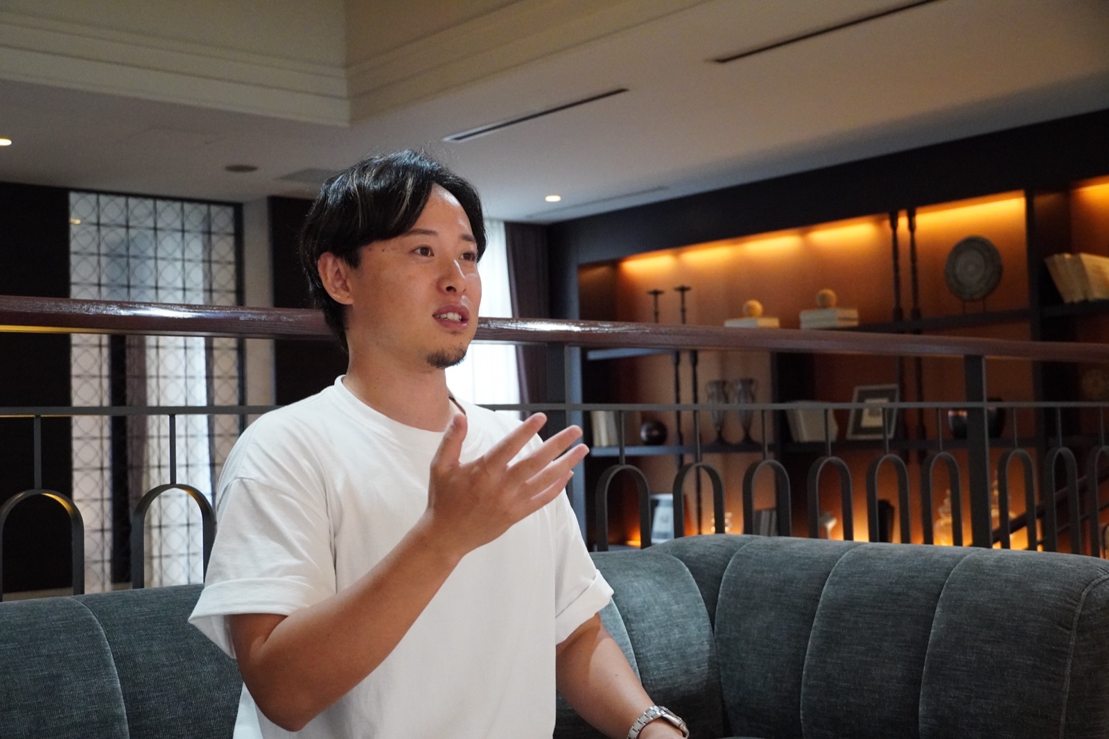 身振りを交えて起業の決断を語る加納優誉氏