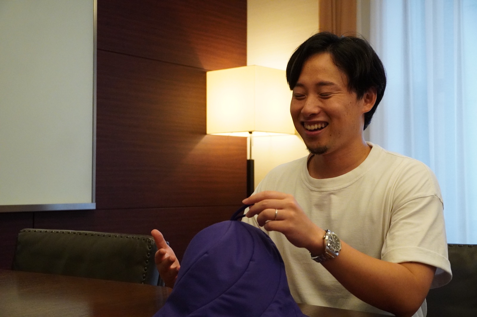 サウナハットを手に笑顔で語る加納優誉氏