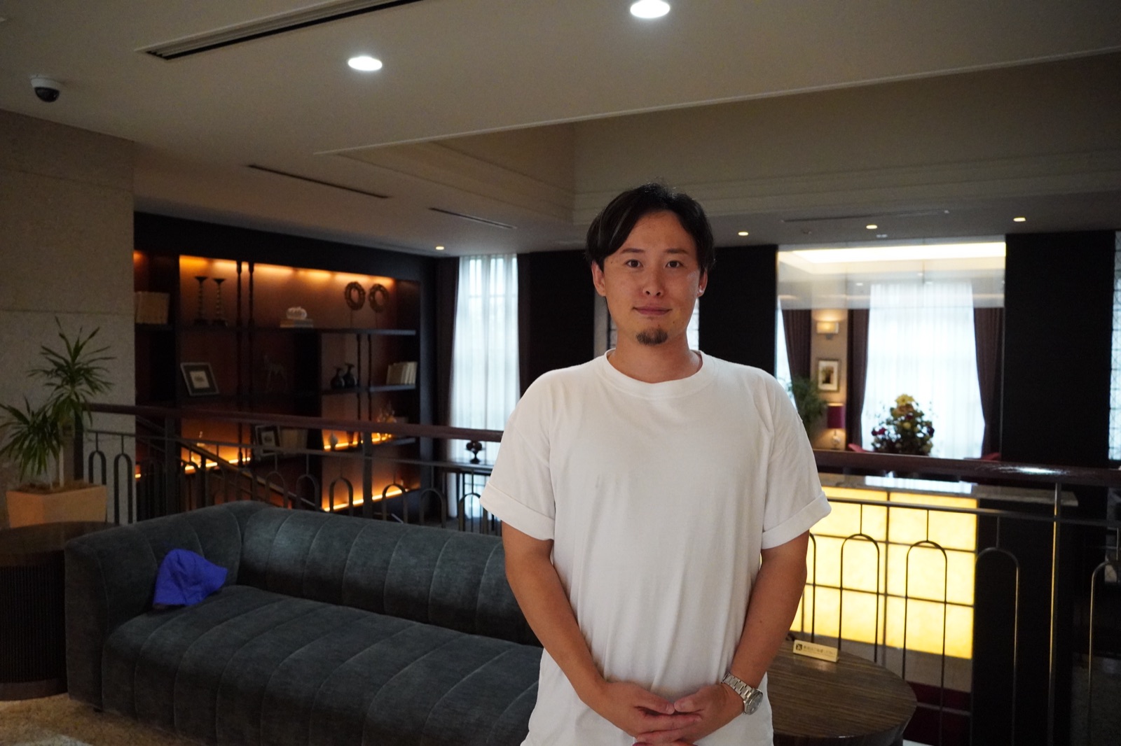 ラウンジで撮影した株式会社Nova Clearlyの加納優誉氏