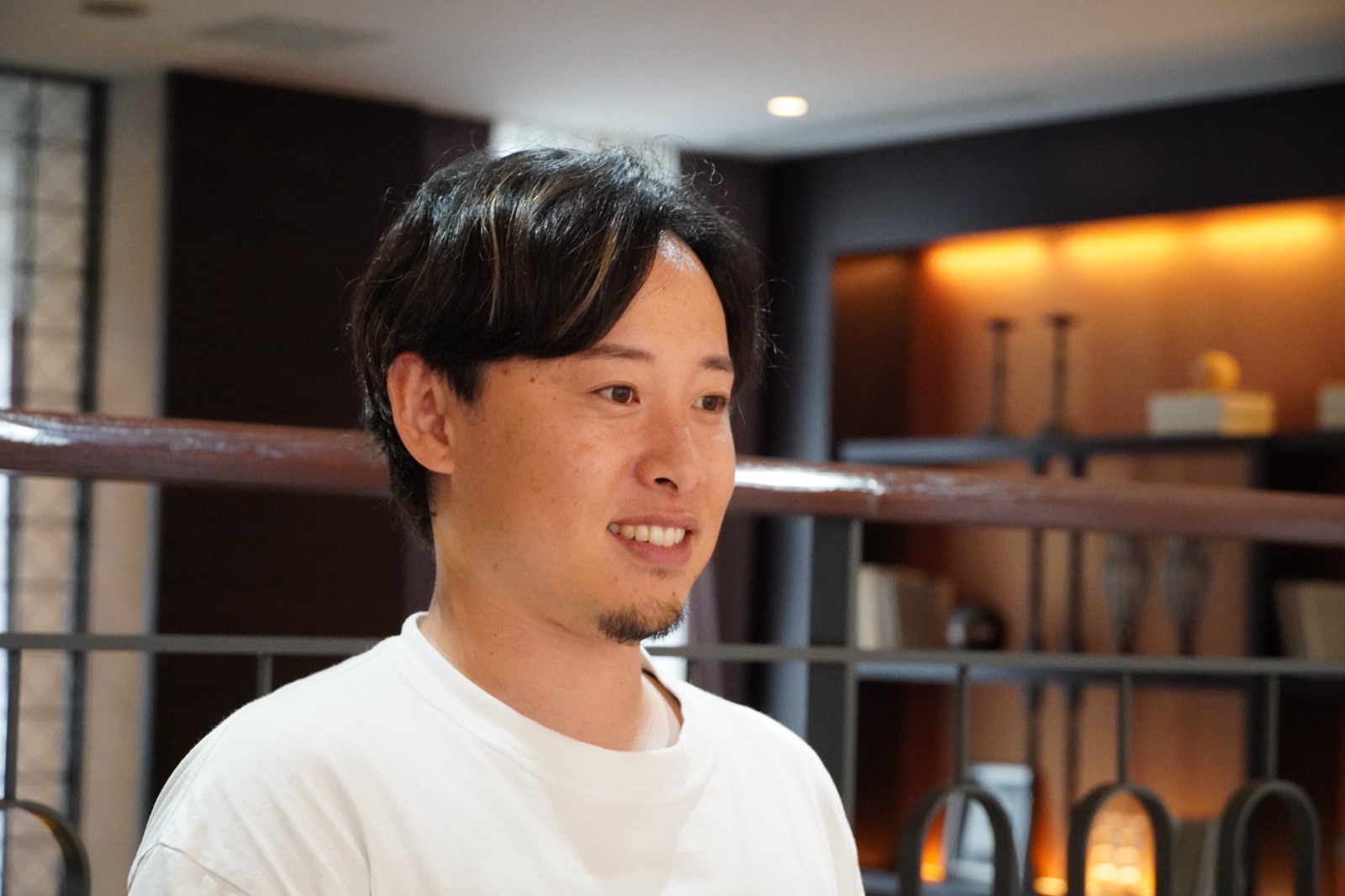 柔らかい表情でインタビューに応じる加納優誉氏
