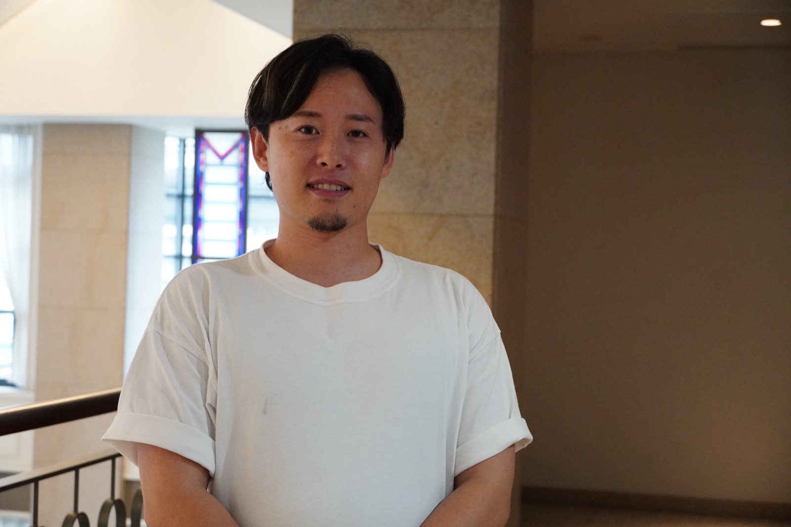柱の前に立つ株式会社Nova Clearly代表の加納優誉氏