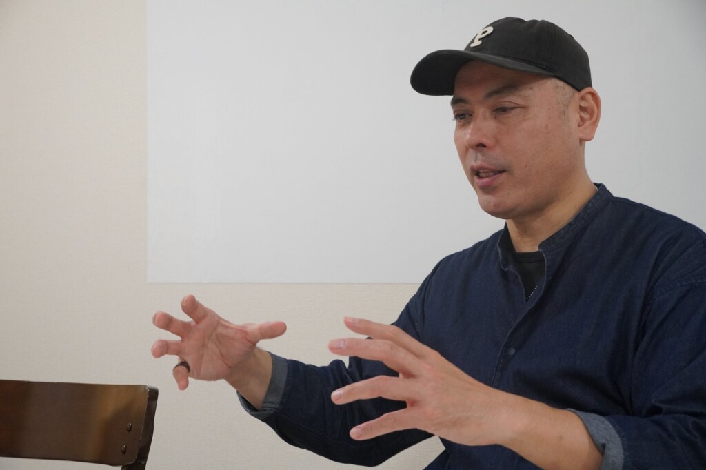 身ぶりを交えて語る濱口竜平さん