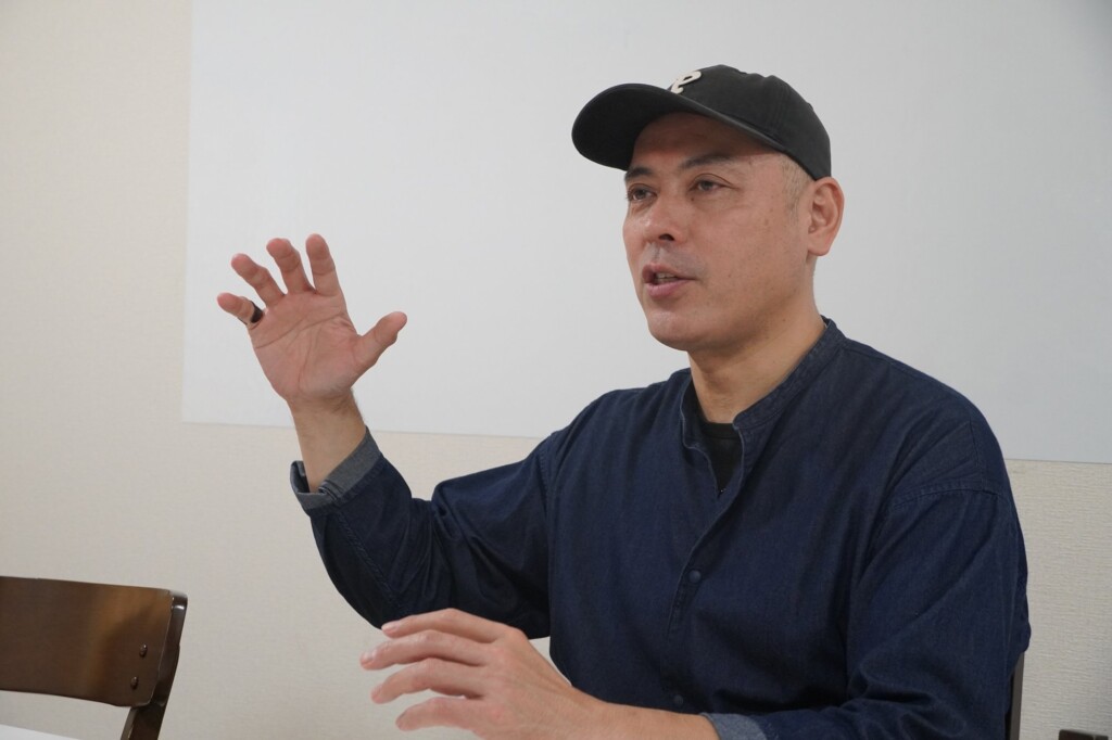 身ぶりを交えて語る濱口竜平さん