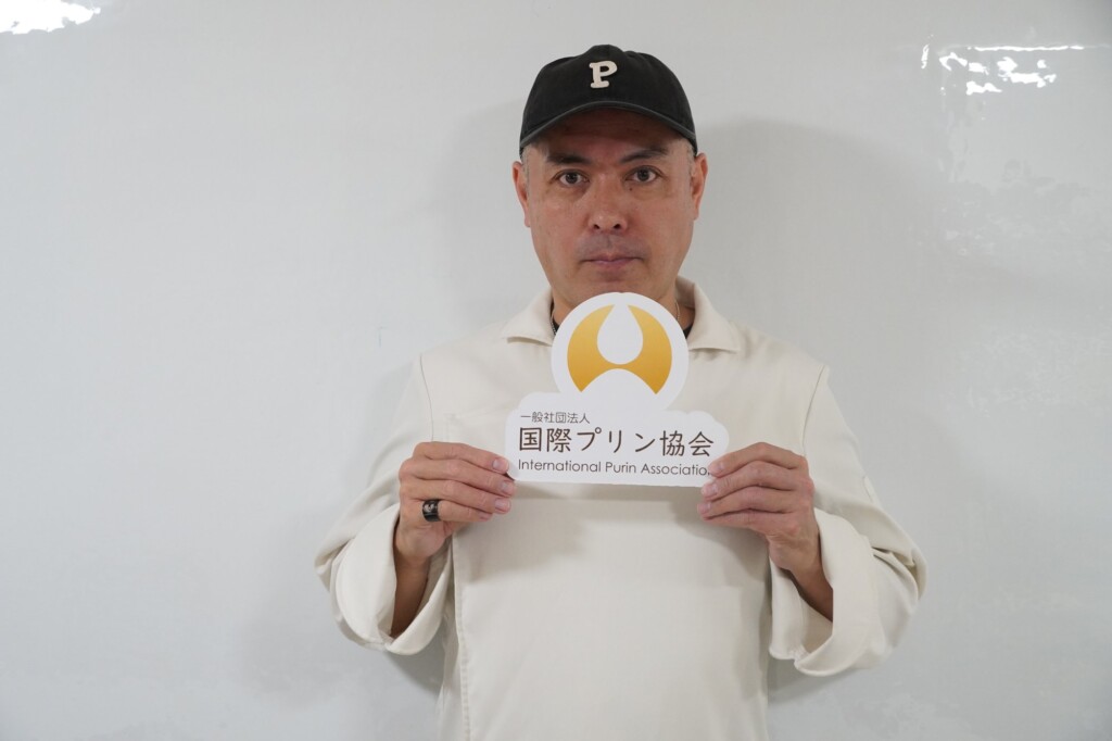 国際プリン協会のロゴを持つ濱口竜平さん