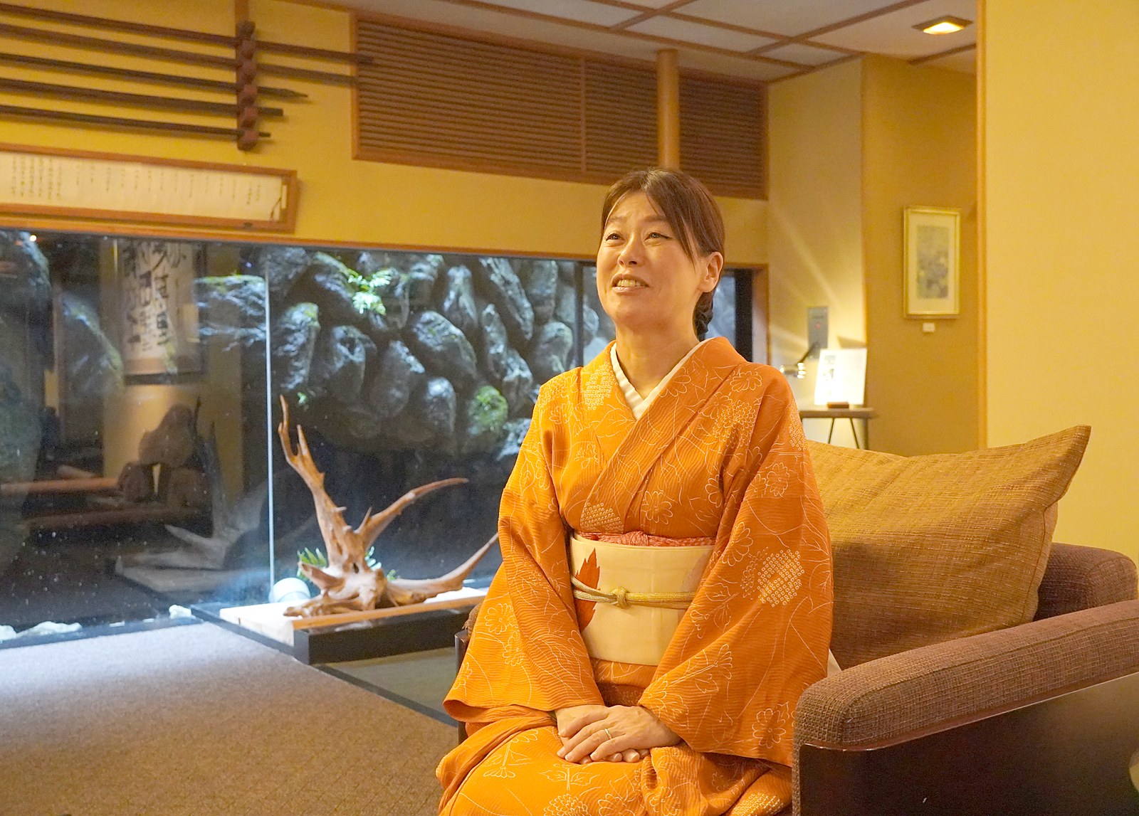 岩壁を望む窓を背に、大松閣のラウンジで語る女将・柏木由香さん