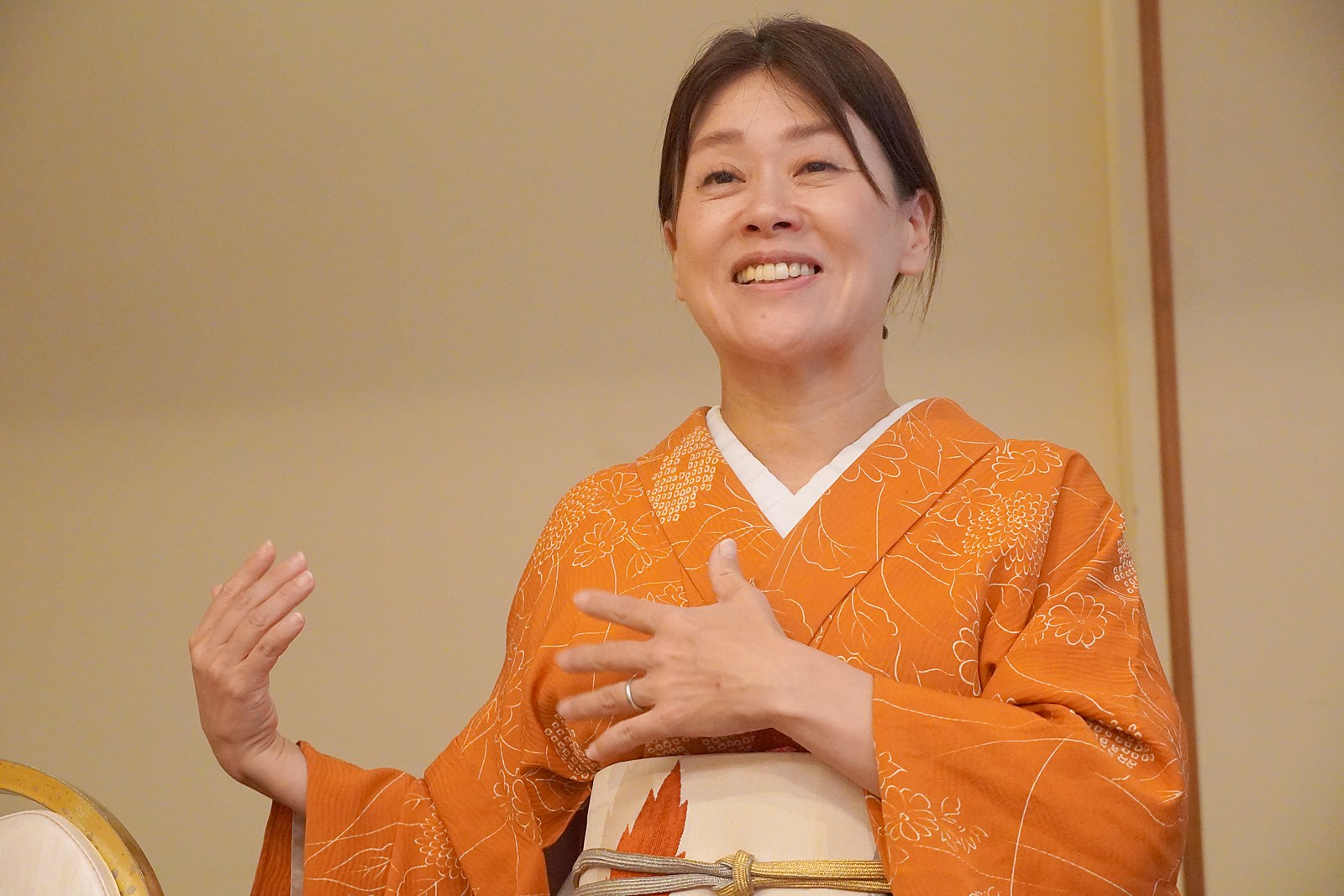 胸に手を当て、夫との出会いを笑顔で振り返る柏木由香さん