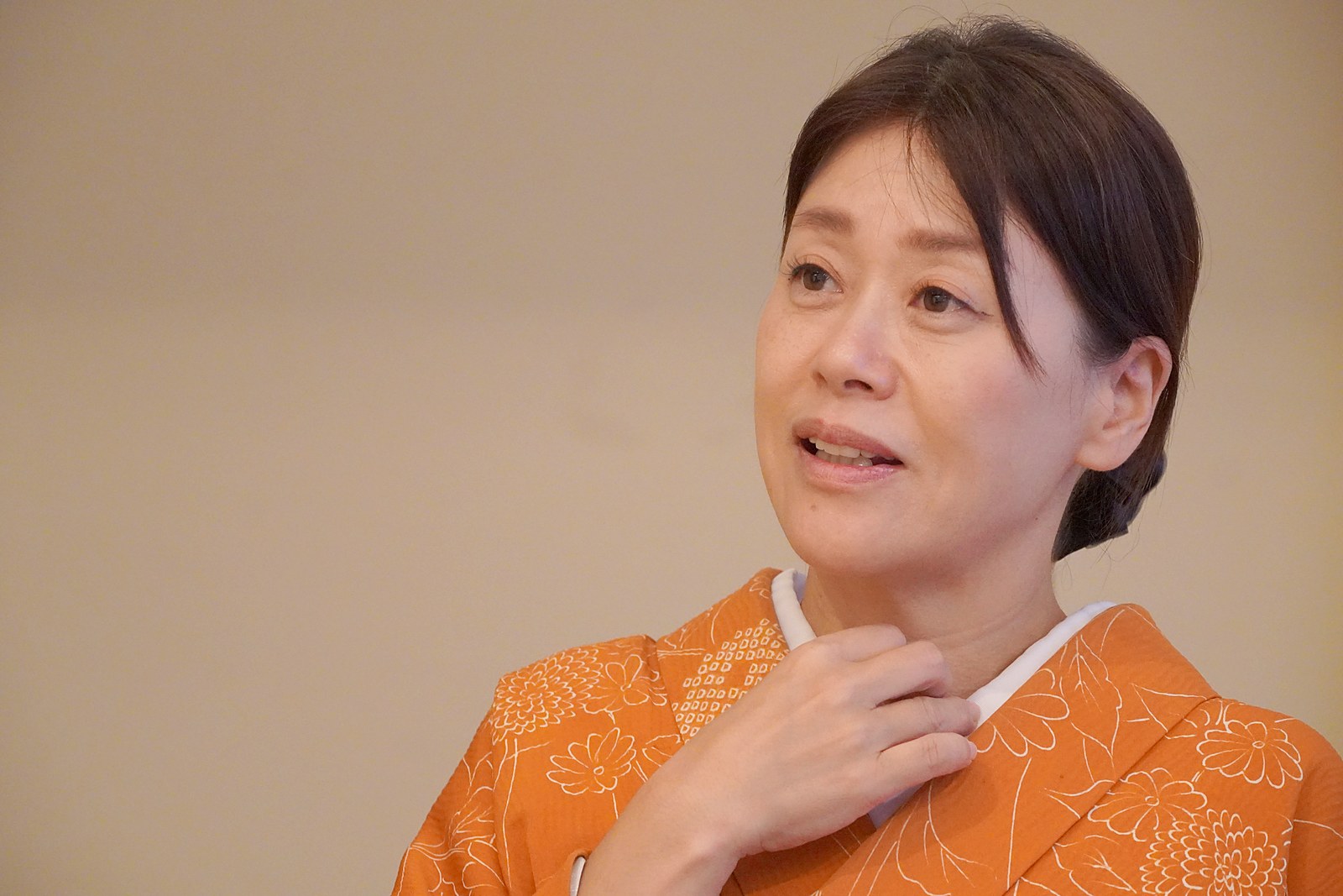 喉元に手を当て、歌えなくなった日について語る柏木由香さん
